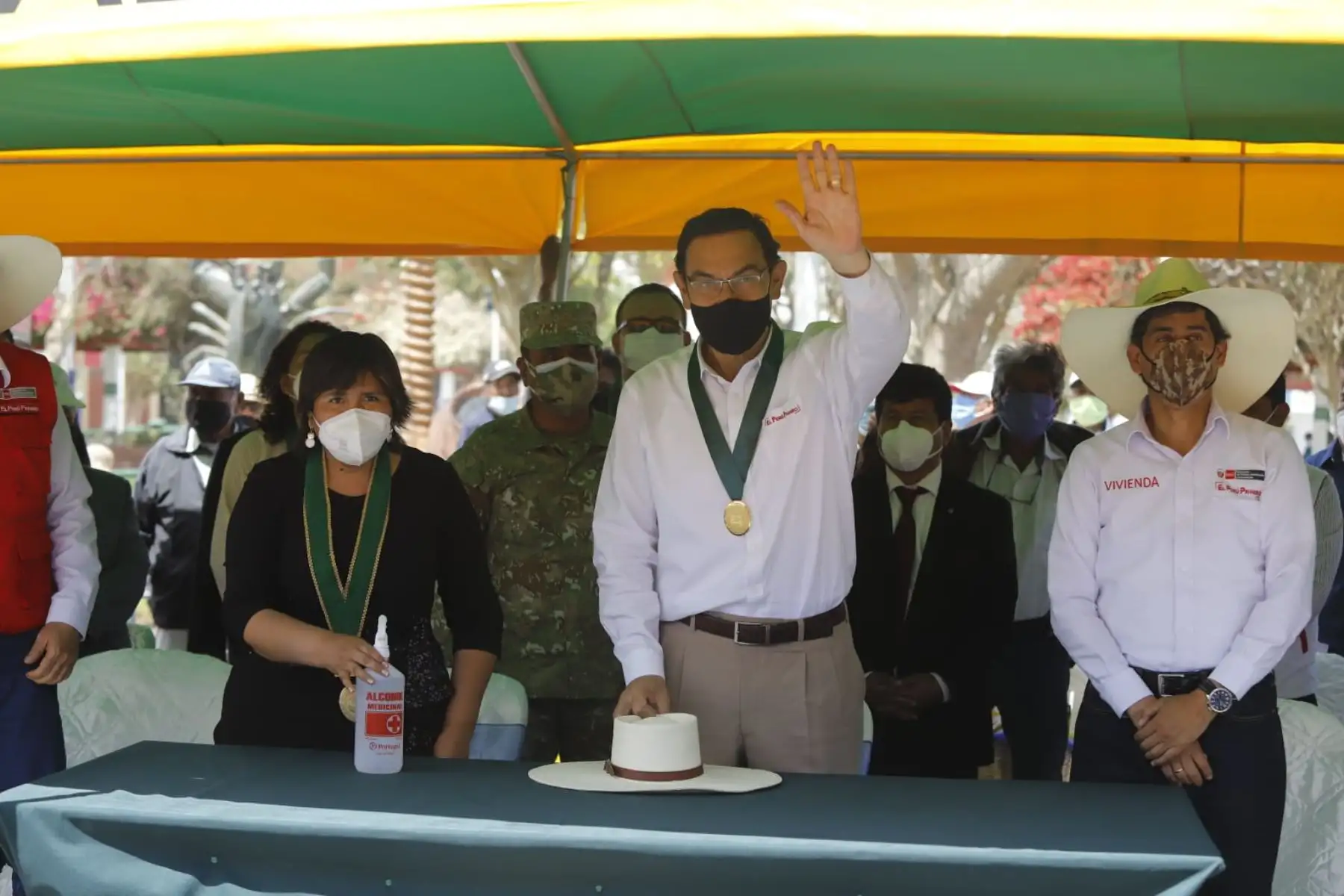 El presidente Martín Vizcarra junto al Ministro de Vivienda, Construcción y Saneamiento, coloca la primera piedra de la ampliación y mejoramiento del sistema de agua potable y alcantarillado de la localidad de Corire. Foto: ANDINA/Prensa Presidencia