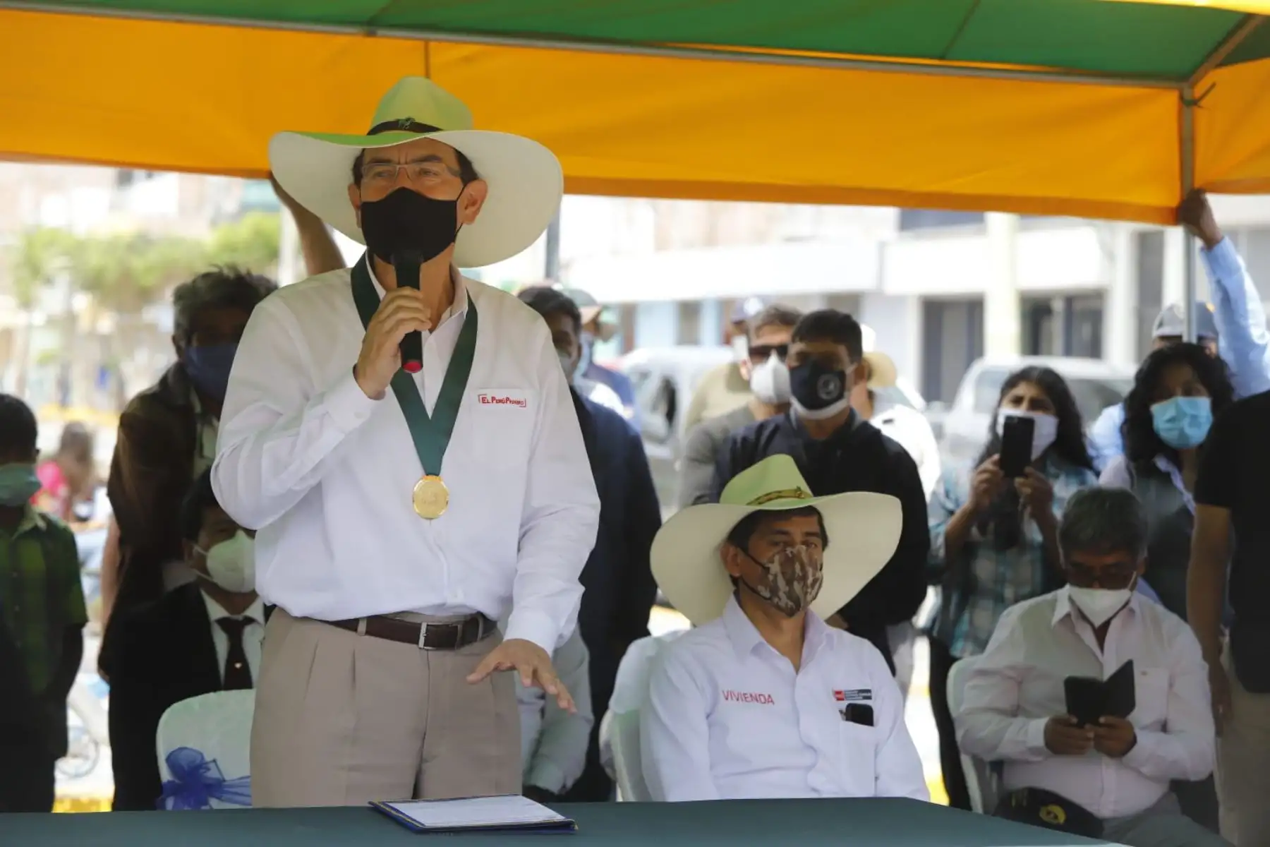 El presidente Martín Vizcarra junto al Ministro de Vivienda, Construcción y Saneamiento, coloca la primera piedra de la ampliación y mejoramiento del sistema de agua potable y alcantarillado de la localidad de Corire. Foto: ANDINA/Prensa Presidencia