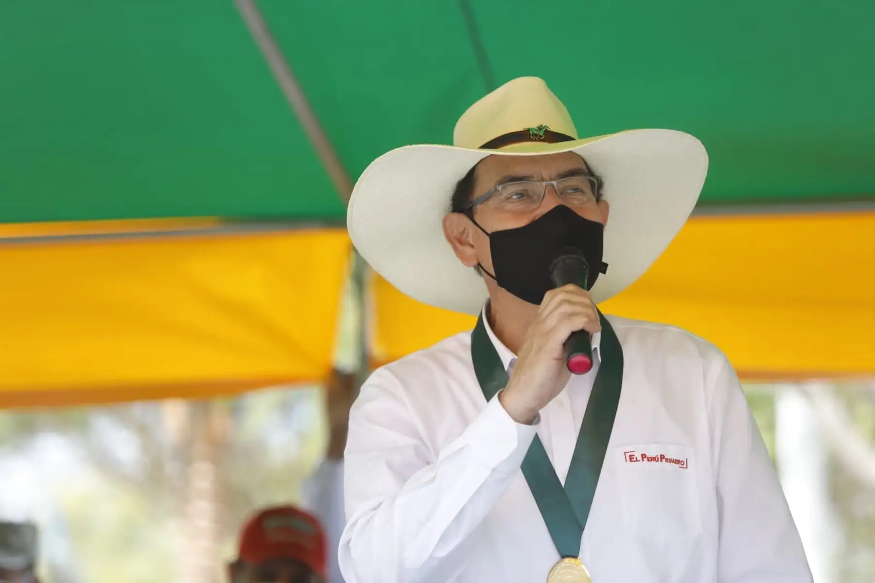 El presidente Martín Vizcarra junto al Ministro de Vivienda, Construcción y Saneamiento, coloca la primera piedra de la ampliación y mejoramiento del sistema de agua potable y alcantarillado de la localidad de Corire. Foto: ANDINA/Prensa Presidencia