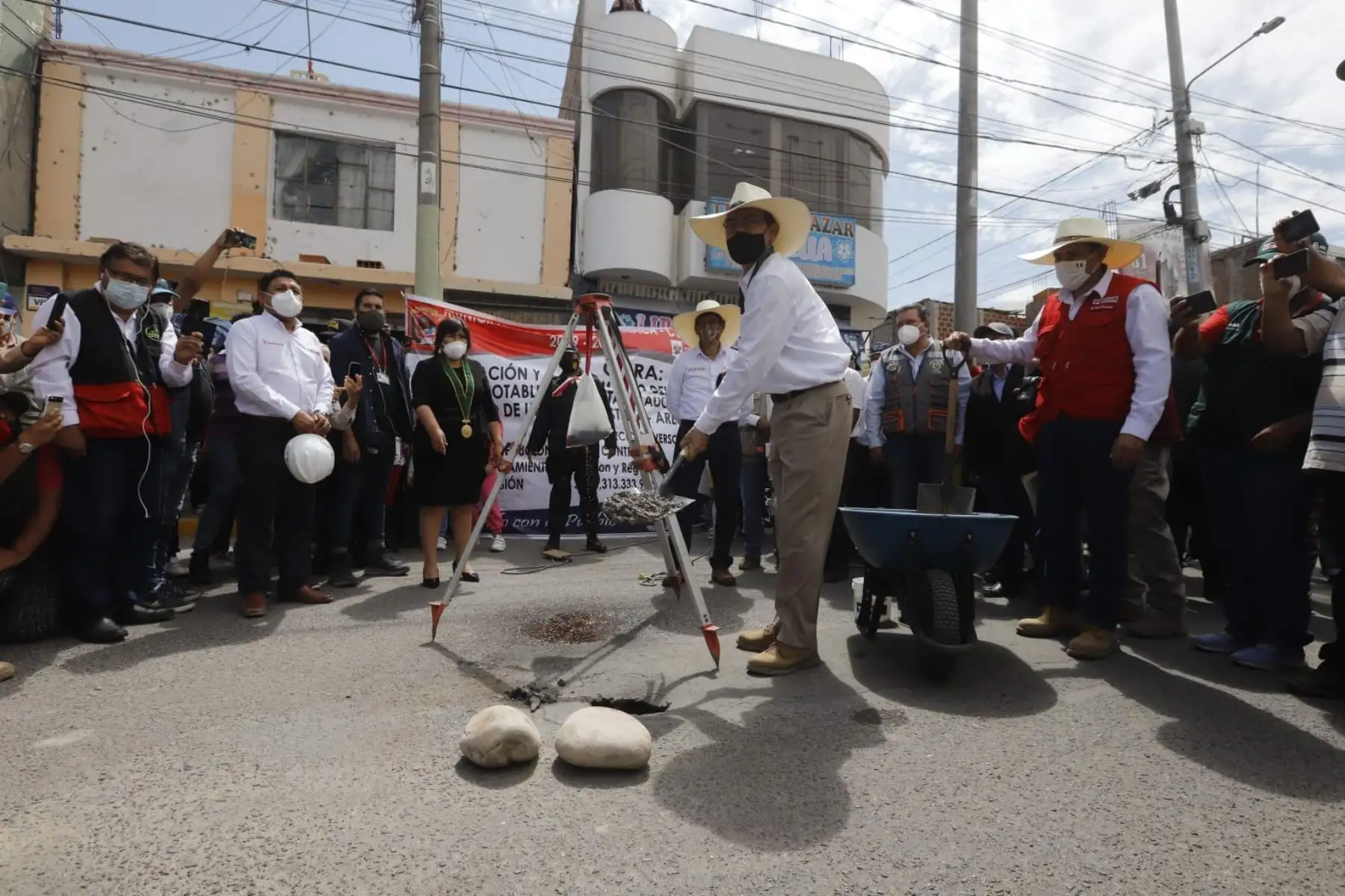 El presidente Martín Vizcarra junto al Ministro de Vivienda, Construcción y Saneamiento, coloca la primera piedra de la ampliación y mejoramiento del sistema de agua potable y alcantarillado de la localidad de Corire. Foto: ANDINA/Prensa Presidencia