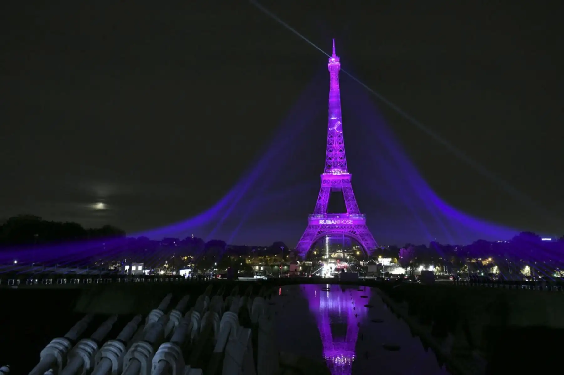 La Torre Eiffel se muestra iluminada en rosa para marcar el inicio de la "Octobre Rose" (Octubre Rosa) o el Mes de Concientización sobre el Cáncer de Mama en París. Foto: AFP