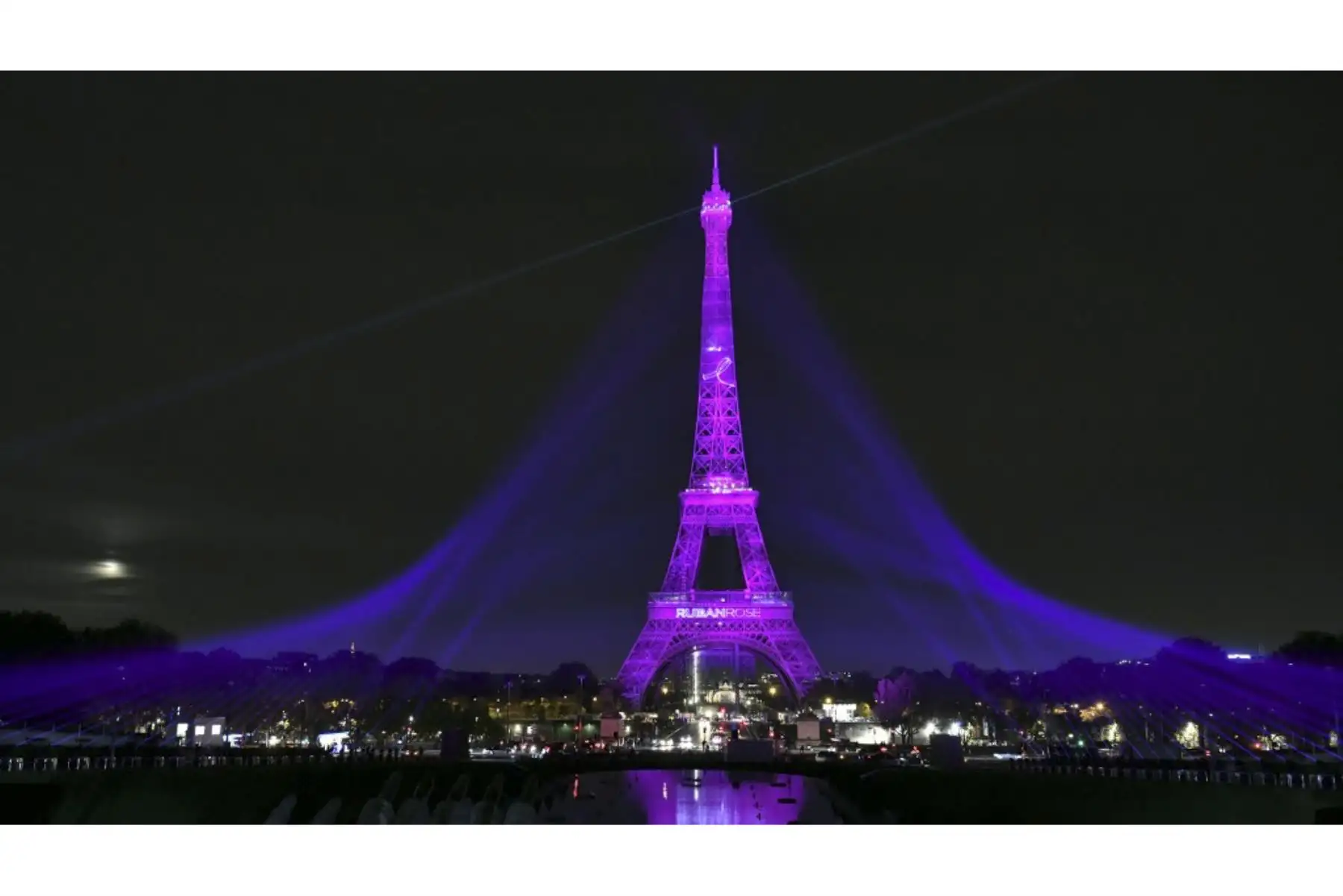 Una foto tomada el 1 de octubre de 2020 muestra la Torre Eiffel iluminada en rosa para marcar el inicio de la "Octobre Rose" (Octubre Rosa) o el Mes de Concientización sobre el Cáncer de Mama en París. Foto: AFP