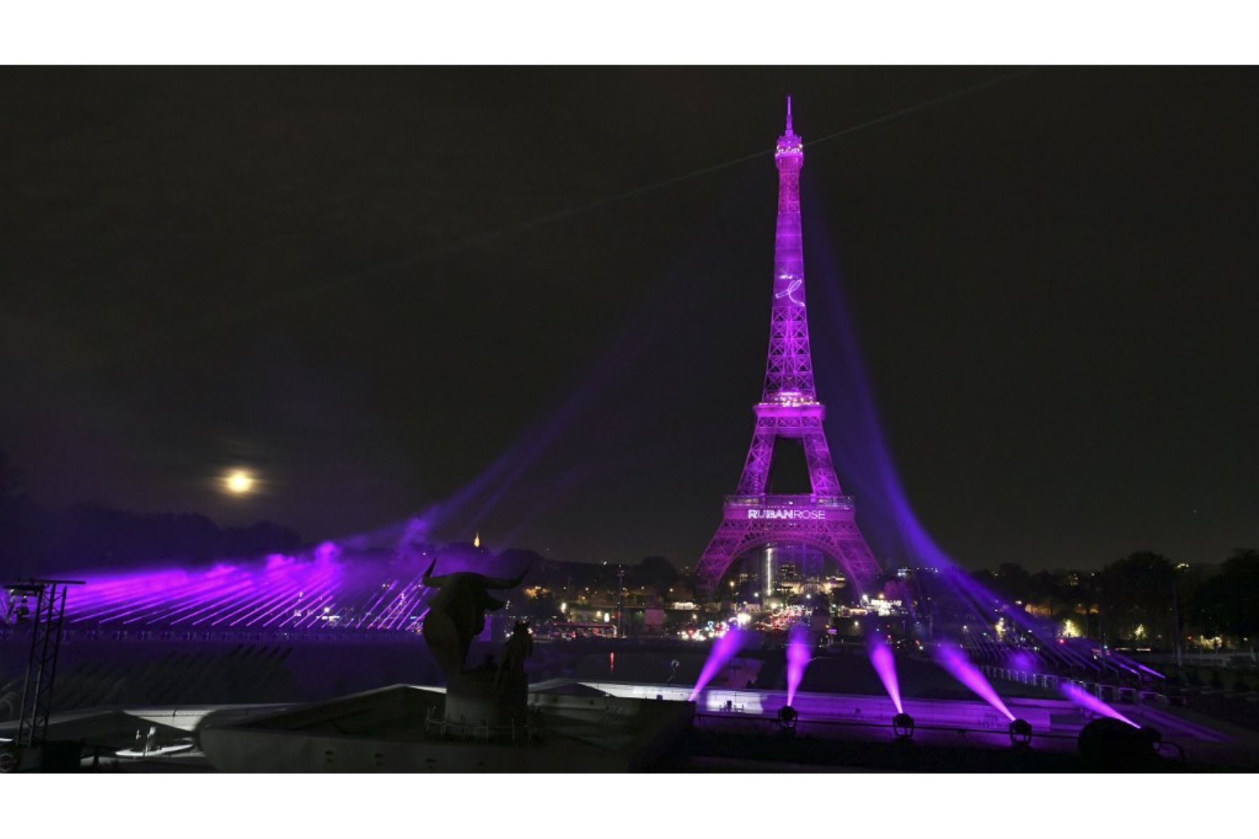 Una foto tomada el 1 de octubre de 2020 muestra la Torre Eiffel iluminada en rosa para marcar el inicio de la "Octobre Rose" (Octubre Rosa) o el Mes de Concientización sobre el Cáncer de Mama en París. Foto: AFP