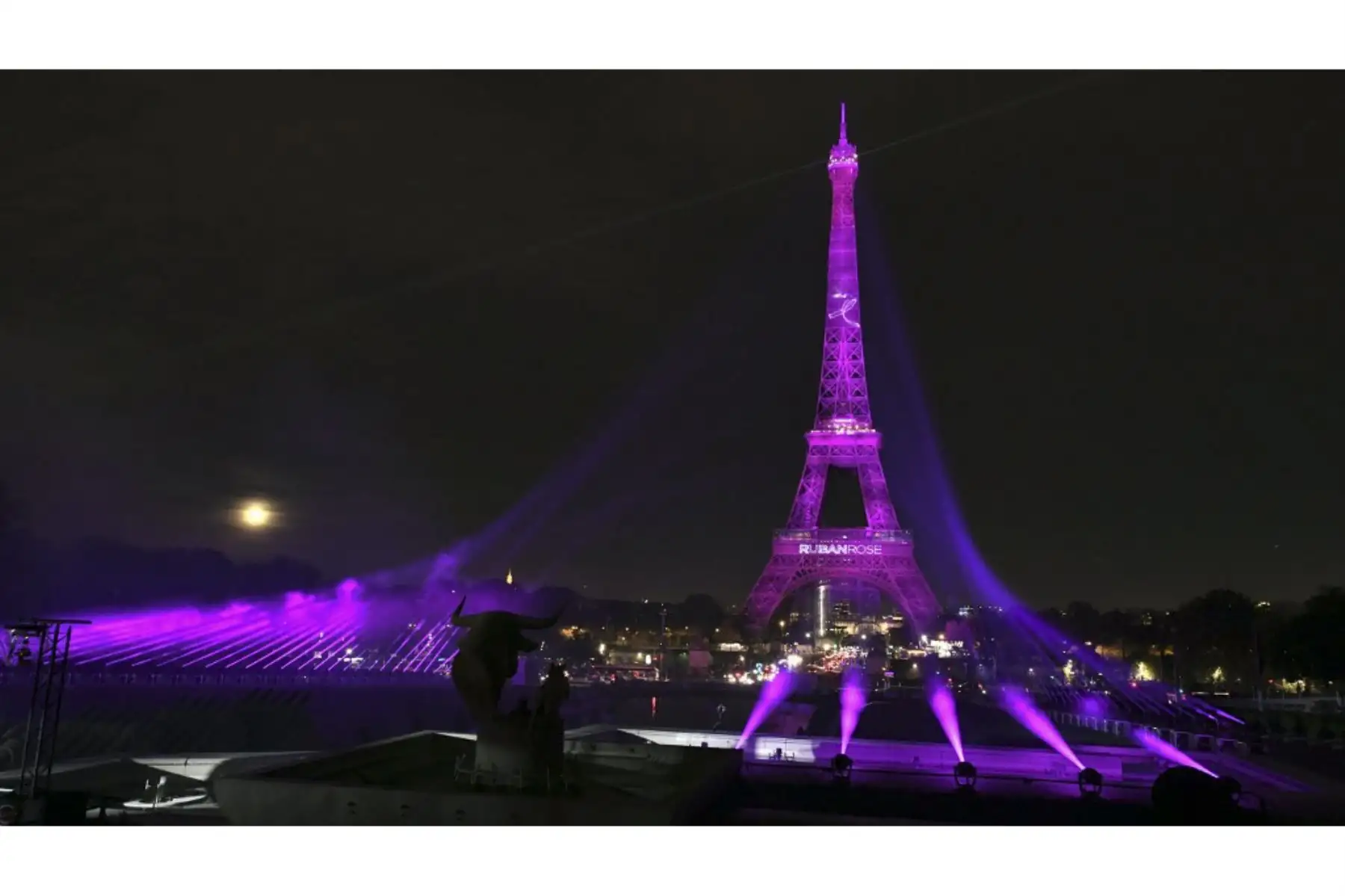 Una foto tomada el 1 de octubre de 2020 muestra la Torre Eiffel iluminada en rosa para marcar el inicio de la "Octobre Rose" (Octubre Rosa) o el Mes de Concientización sobre el Cáncer de Mama en París. Foto: AFP