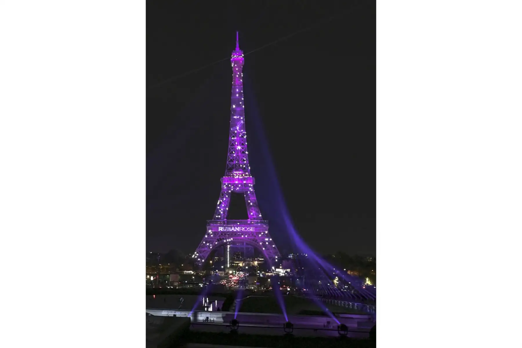 Una foto tomada el 1 de octubre de 2020 muestra la Torre Eiffel iluminada en rosa para marcar el inicio de la "Octobre Rose" (Octubre Rosa) o el Mes de Concientización sobre el Cáncer de Mama en París. Foto: AFP