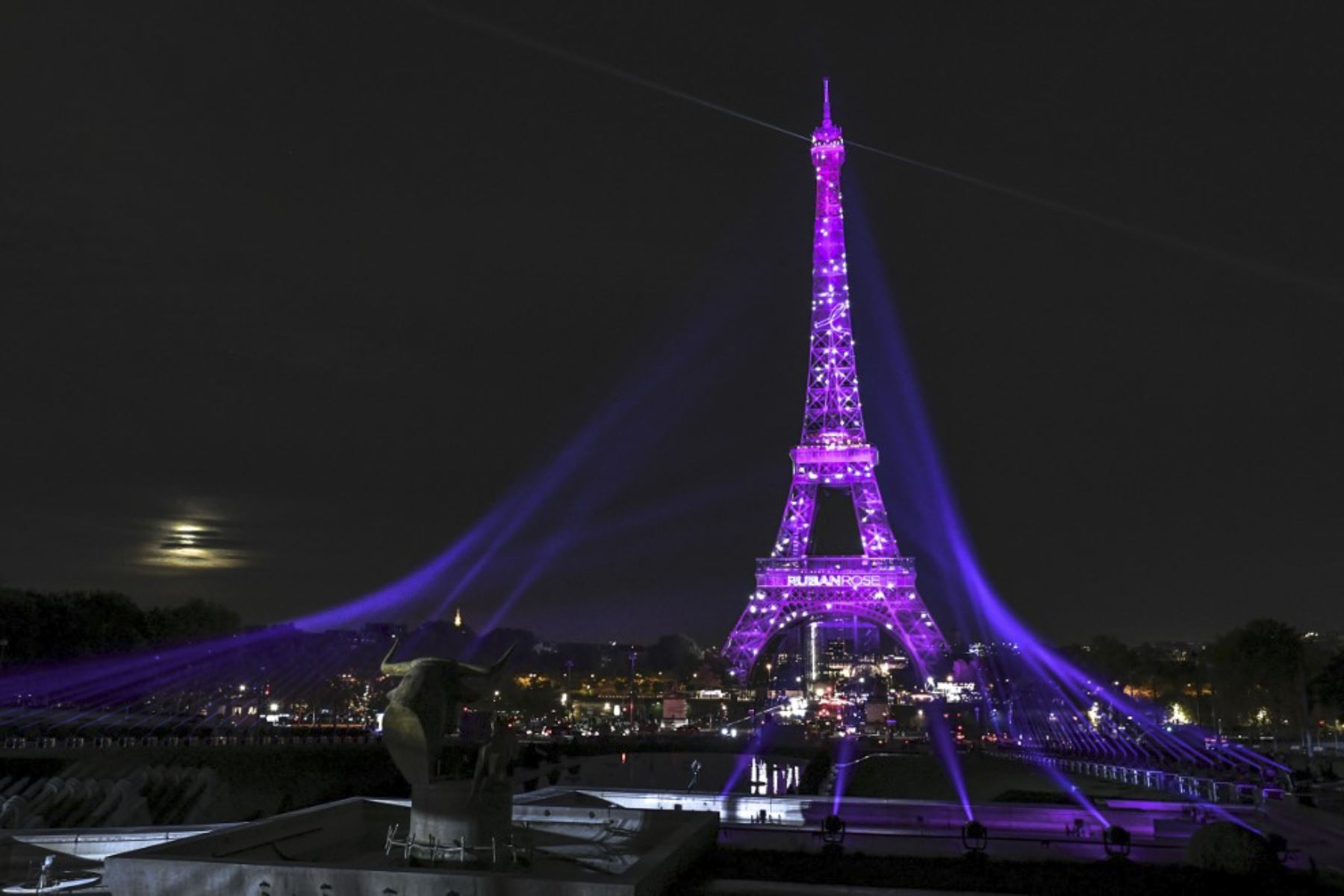 Una foto tomada el 1 de octubre de 2020 muestra la Torre Eiffel iluminada en rosa para marcar el inicio de la "Octobre Rose" (Octubre Rosa) o el Mes de Concientización sobre el Cáncer de Mama en París. Foto: AFP