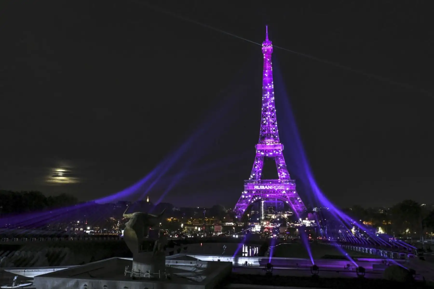 Una foto tomada el 1 de octubre de 2020 muestra la Torre Eiffel iluminada en rosa para marcar el inicio de la "Octobre Rose" (Octubre Rosa) o el Mes de Concientización sobre el Cáncer de Mama en París. Foto: AFP