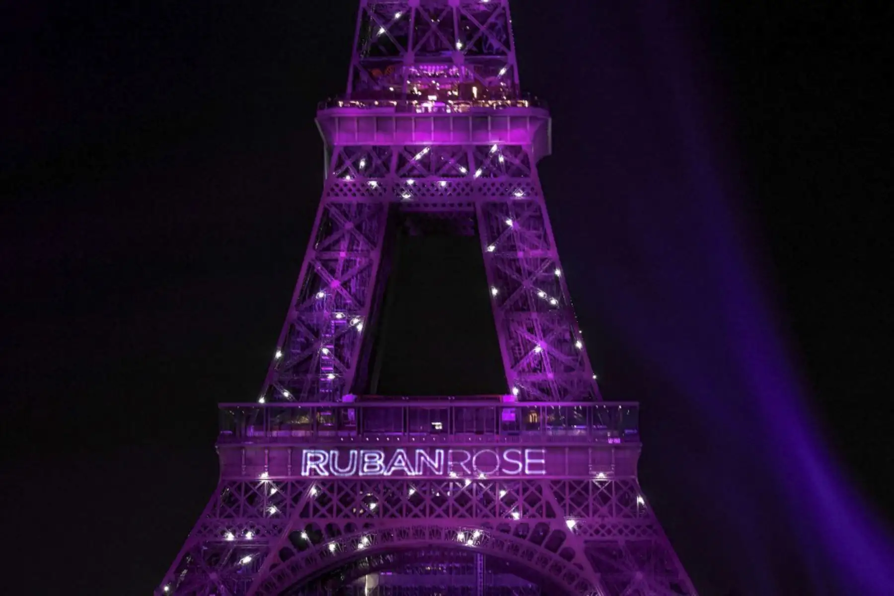 Una foto tomada el 1 de octubre de 2020 muestra la Torre Eiffel iluminada en rosa para marcar el inicio de la "Octobre Rose" (Octubre Rosa) o el Mes de Concientización sobre el Cáncer de Mama en París. Foto: AFP