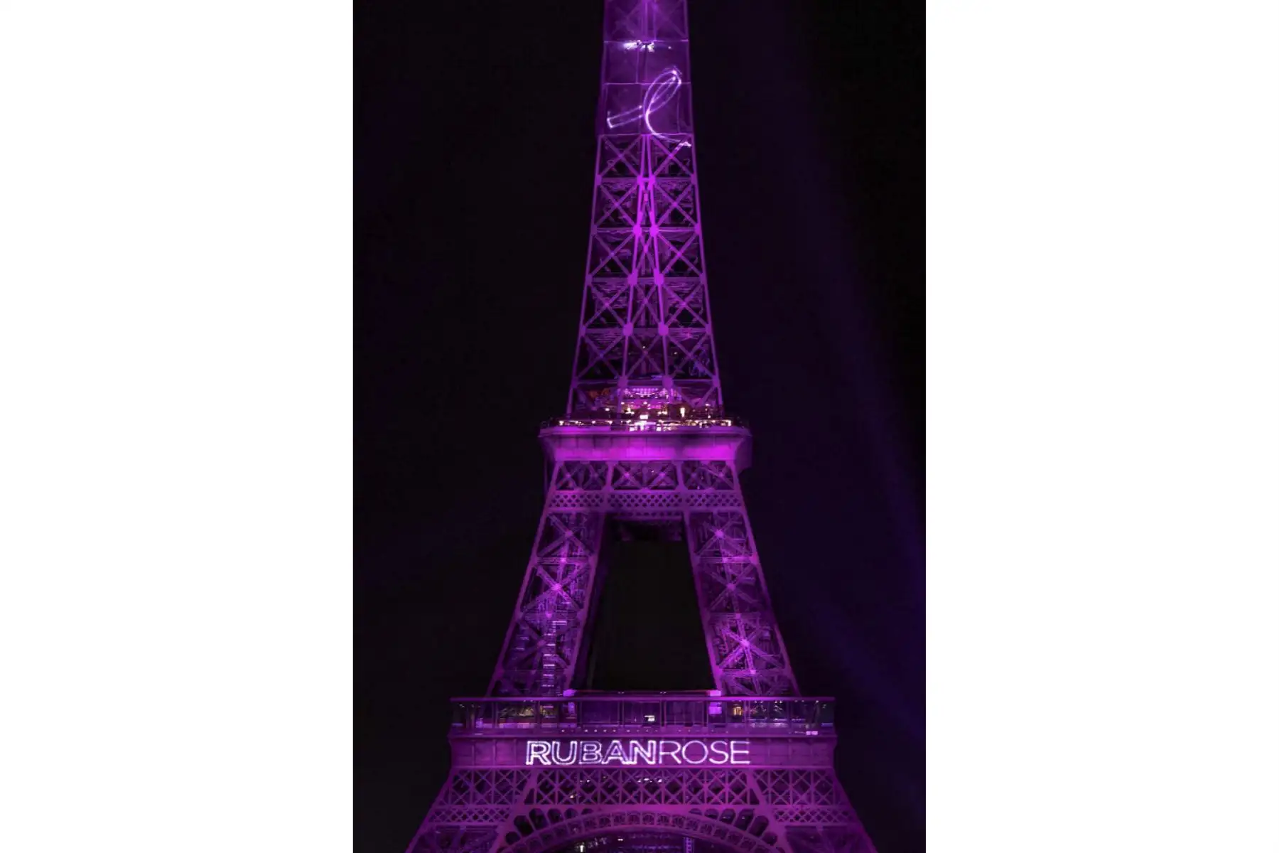 Una foto tomada el 1 de octubre de 2020 muestra la Torre Eiffel iluminada en rosa para marcar el inicio de la "Octobre Rose" (Octubre Rosa) o el Mes de Concientización sobre el Cáncer de Mama en París. Foto: AFP