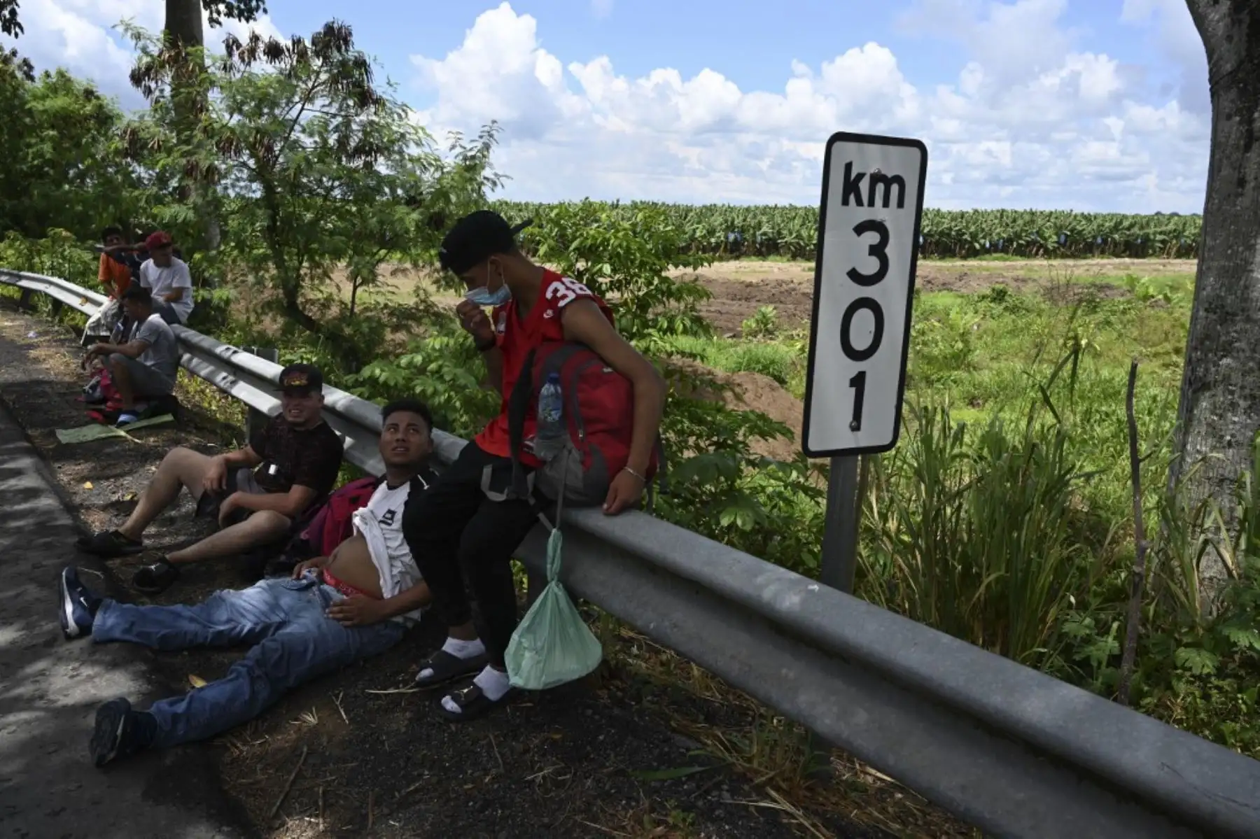 Migrantes hondureños, parte de una caravana rumbo a Estados Unidos, descansan en Entre Ríos, Guatemala, luego de cruzar la frontera desde Honduras. Foto: AFP