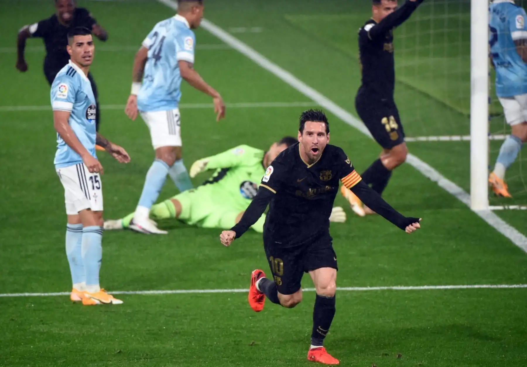 El delantero argentino del Barcelona Lionel Messi celebra el gol en propia puerta del defensor uruguayo del Celta Vigo Lucas Olaza durante el partido de fútbol de la liga española RC Celta de Vigo contra el FC Barcelona en el estadio Balaidos de Vigo .Foto:AFP