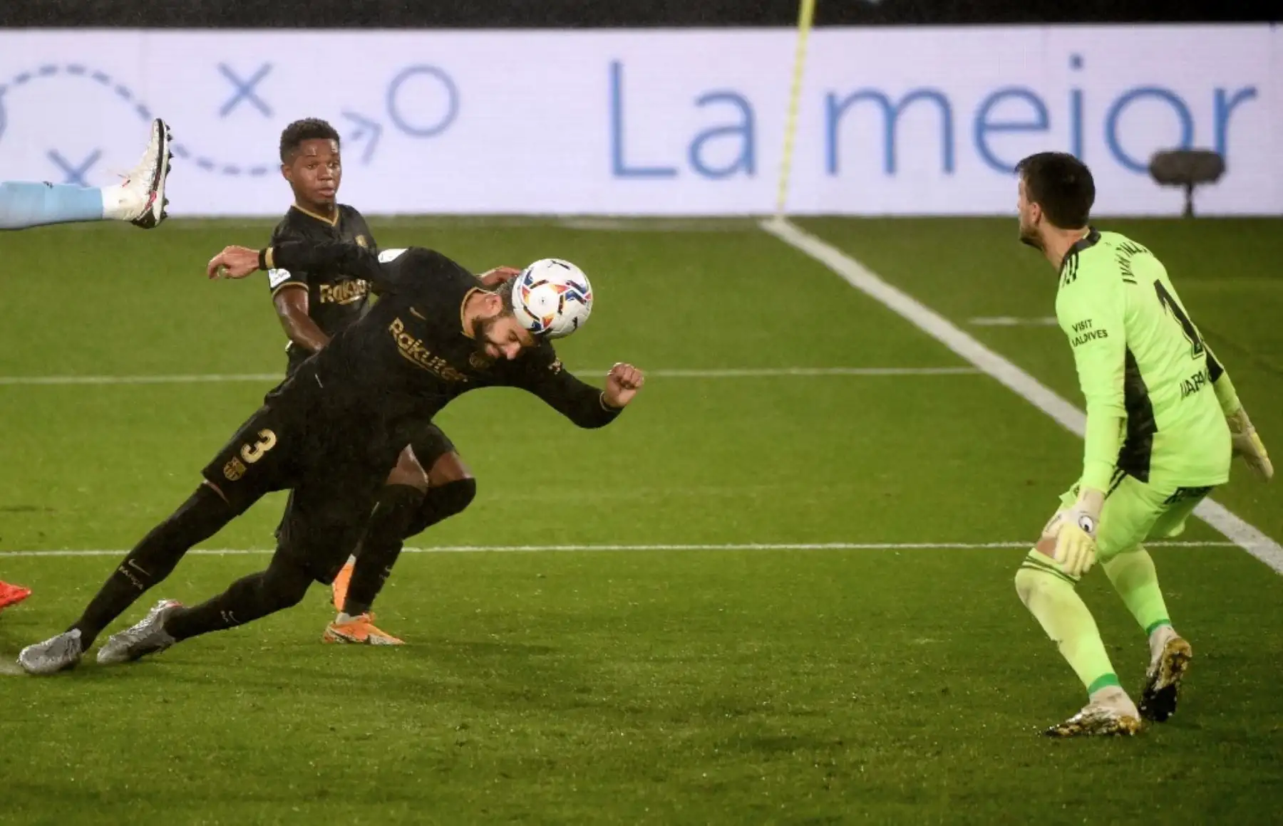 El defensor español de Barcelona, ​​Gerard Piqué, cabecea el balón durante el partido de fútbol de la liga española RC Celta de Vigo contra el FC Barcelona en el estadio Balaidos de Vigo.Foto:AFP