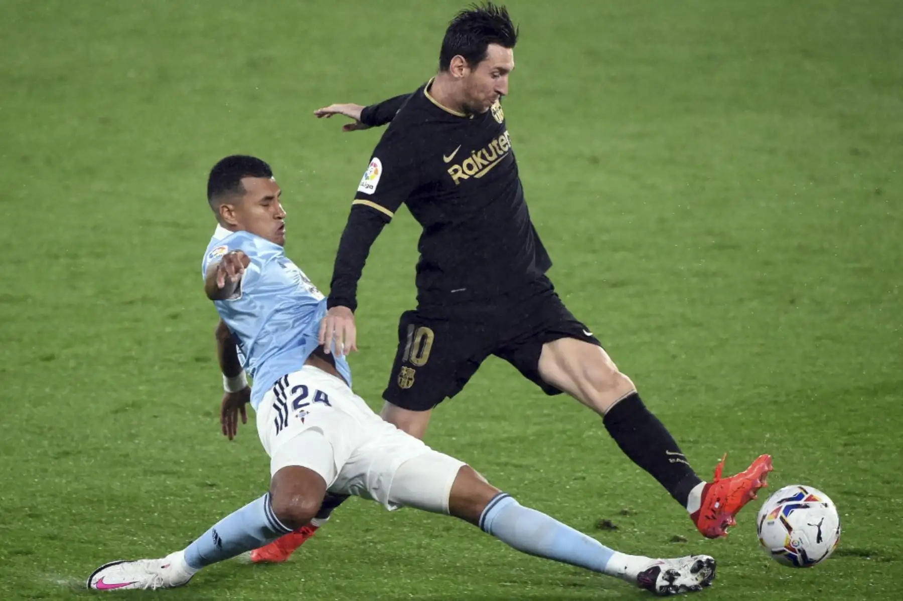 El defensor español del Celta de Vigo, Jeison Murillo, aborda al delantero argentino del Barcelona Lionel Messi durante el partido de fútbol de la liga española RC Celta de Vigo contra el FC Barcelona en el estadio Balaidos de Vigo .Foto:AFP