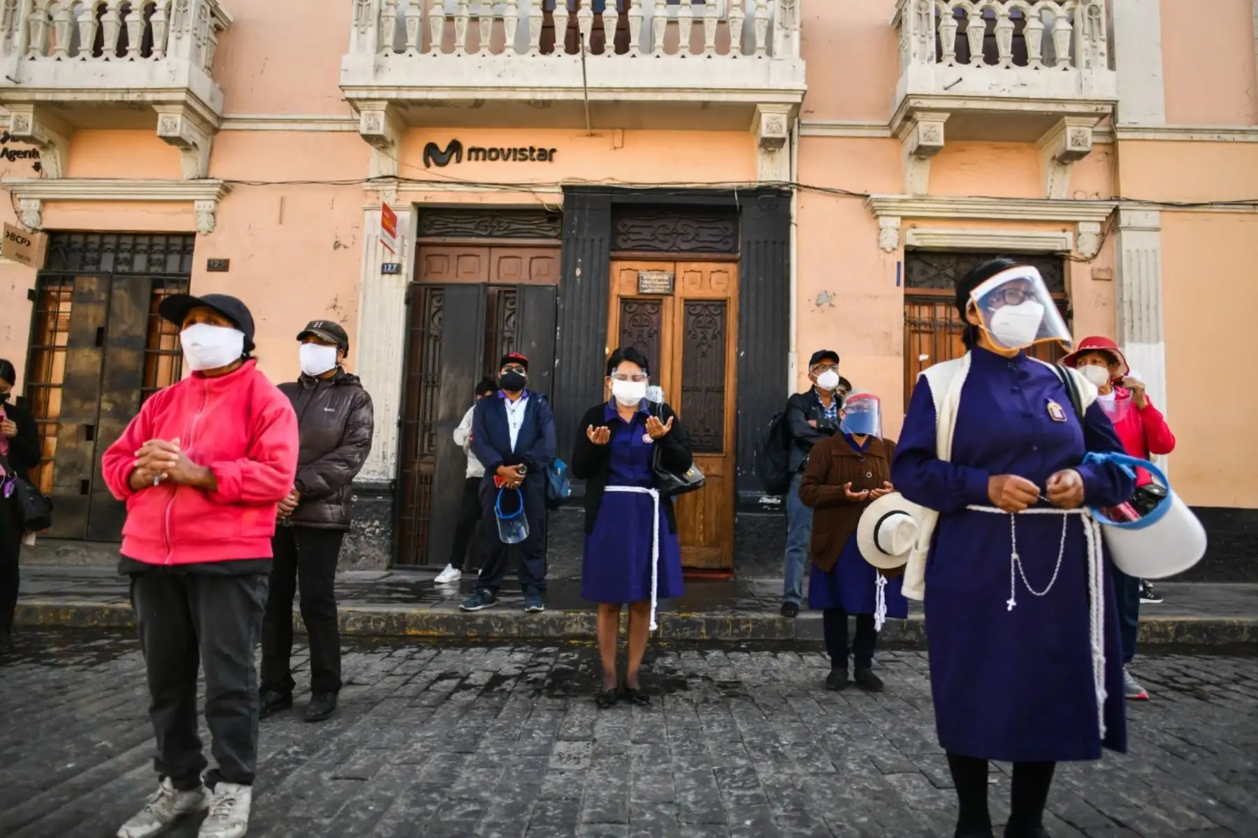 Fieles se aproximaron a la iglesia San Agustin de Arequipa para rezarle al Señor de los Milagros desde tempranas horas. Foto: Cortesía/ Diego Ramos Lupo