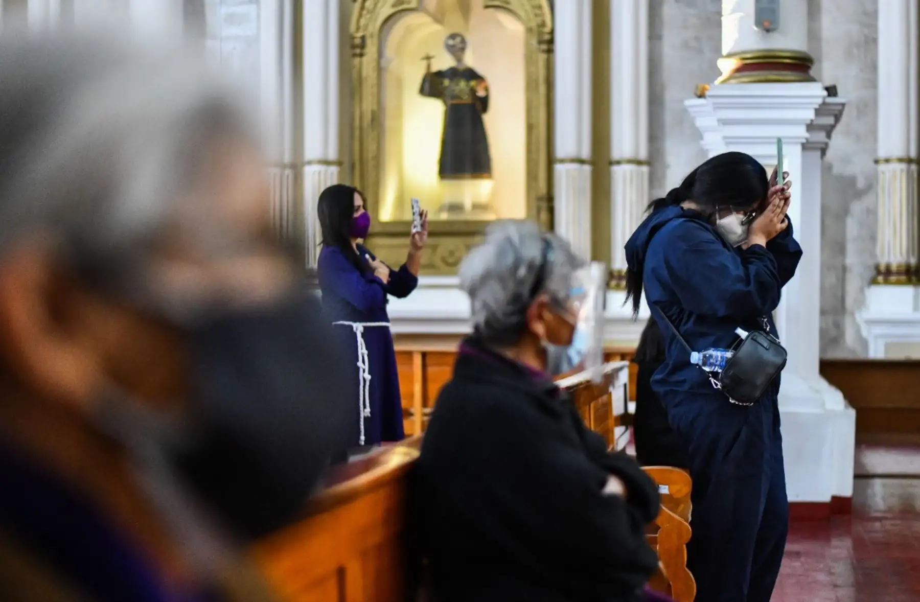 Fieles se aproximaron a la iglesia San Agustin de Arequipa para rezarle al Señor de los Milagros desde tempranas horas. Foto: Cortesía/ Diego Ramos Lupo