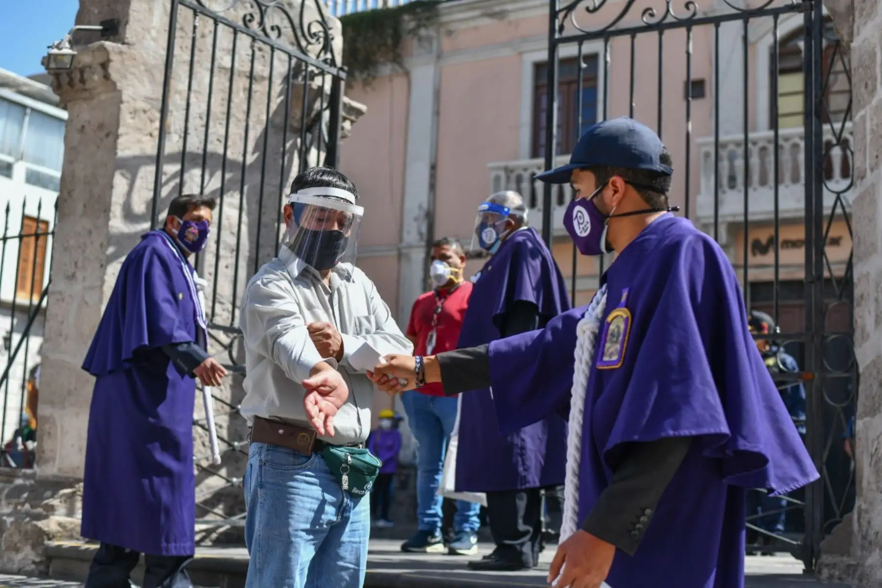 Fieles se aproximaron a la iglesia San Agustin de Arequipa para rezarle al Señor de los Milagros desde tempranas horas. Foto: Cortesía/ Diego Ramos Lupo