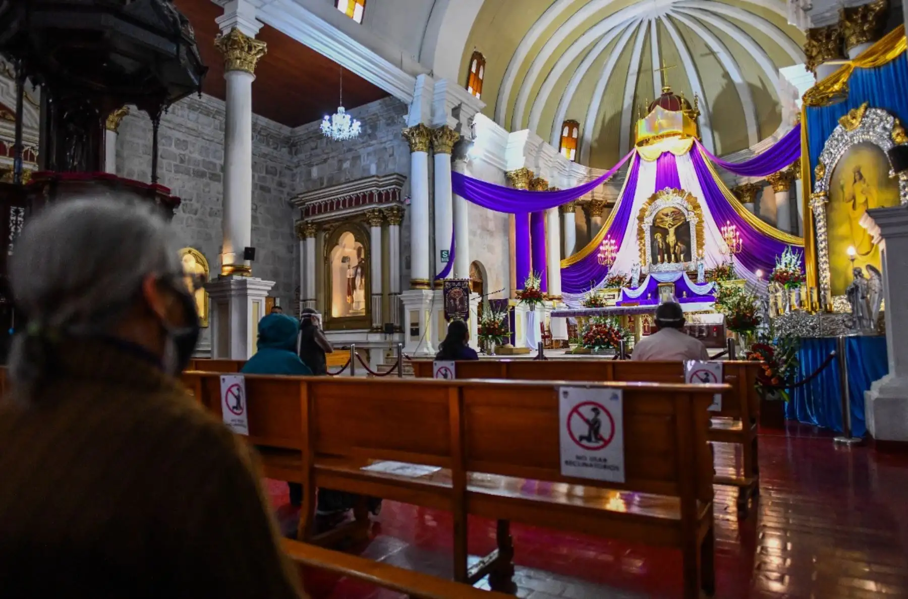 Fieles se aproximaron a la iglesia San Agustin de Arequipa para rezarle al Señor de los Milagros desde tempranas horas. Foto: Cortesía/ Diego Ramos Lupo