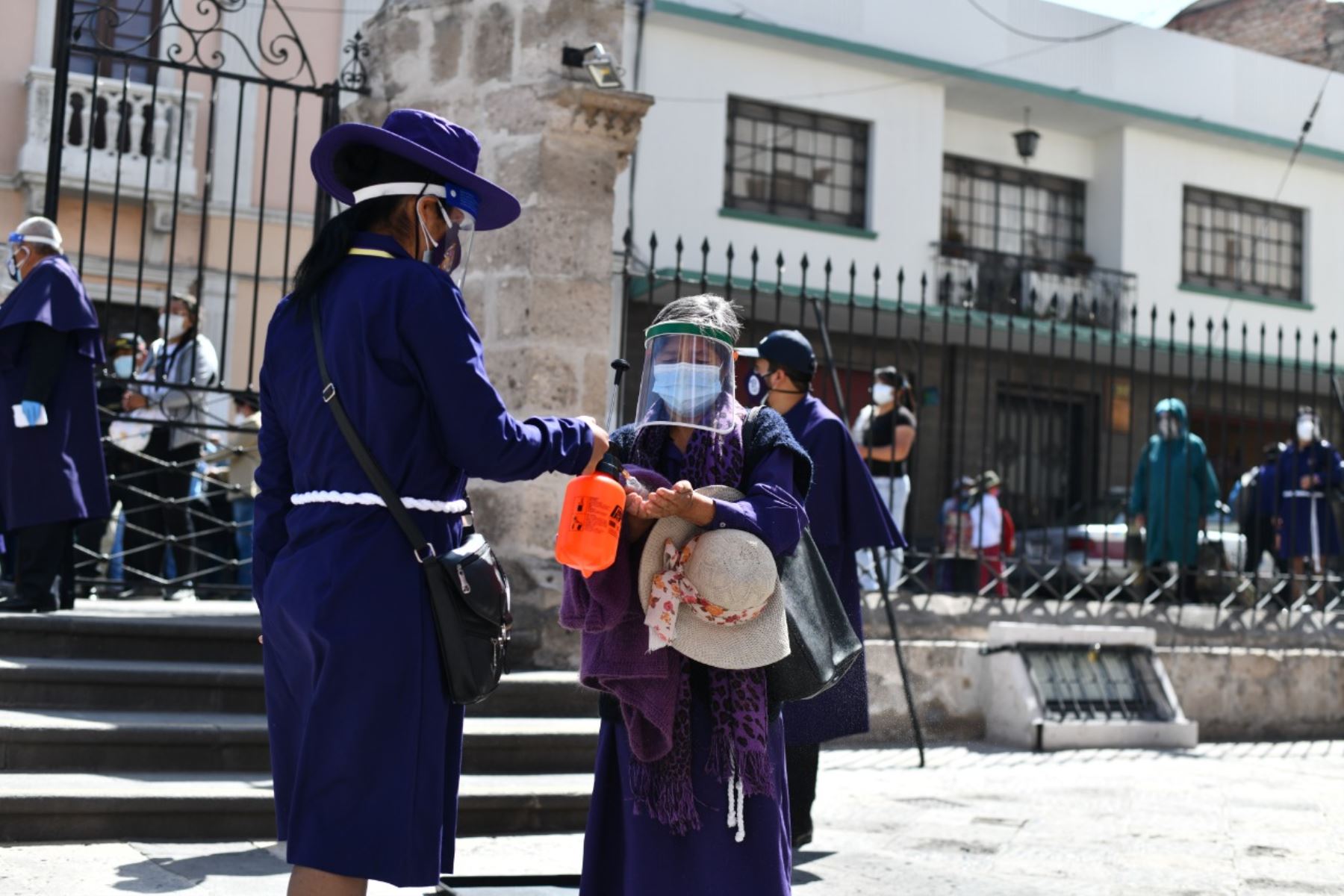 Fieles se aproximaron a la iglesia San Agustin de Arequipa para rezarle al Señor de los Milagros desde tempranas horas. Foto: Cortesía/ Diego Ramos Lupo