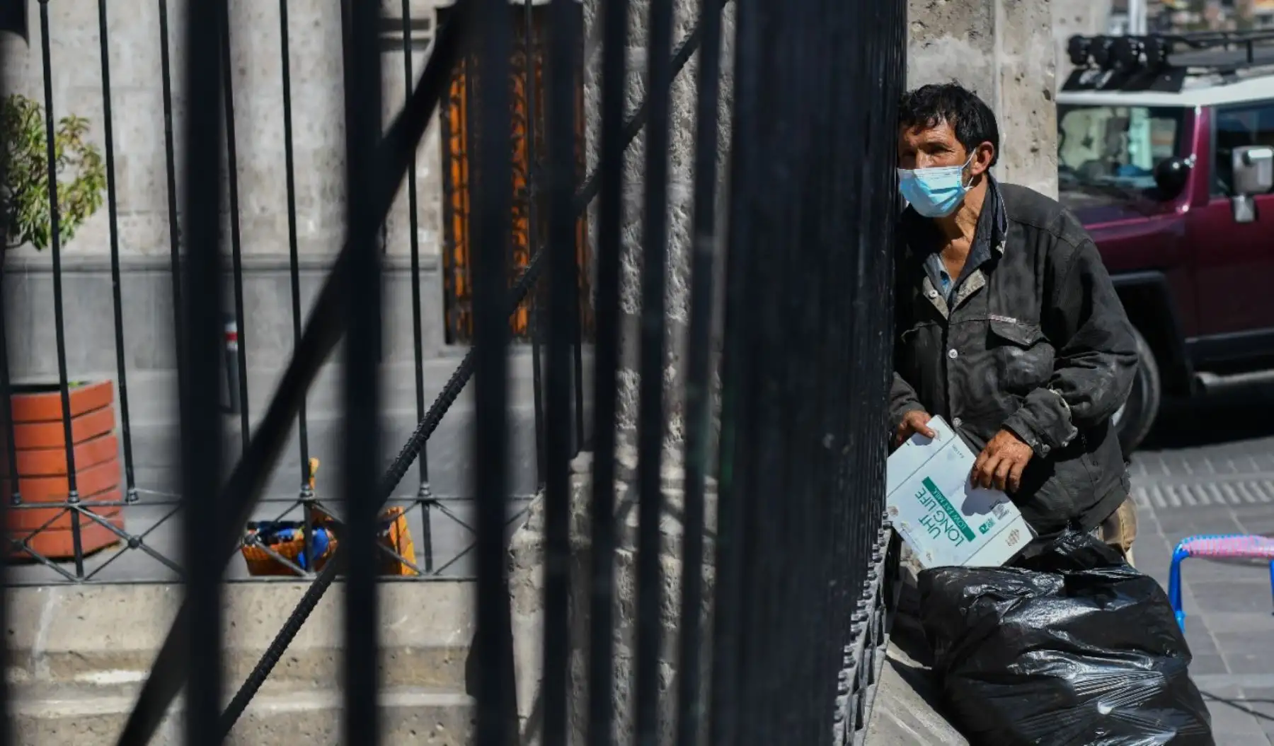 Fieles se aproximaron a la iglesia San Agustin de Arequipa para rezarle al Señor de los Milagros desde tempranas horas. Foto: Cortesía/ Diego Ramos Lupo