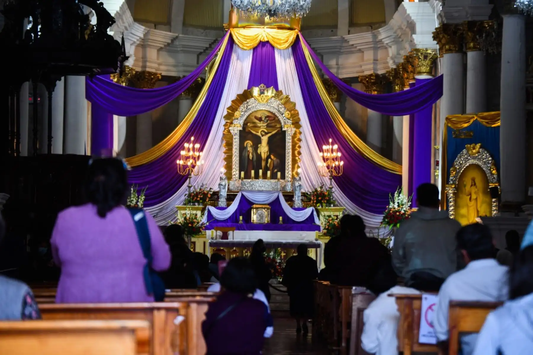 Fieles se aproximaron a la iglesia San Agustin de Arequipa para rezarle al Señor de los Milagros desde tempranas horas. Foto: Cortesía/ Diego Ramos Lupo