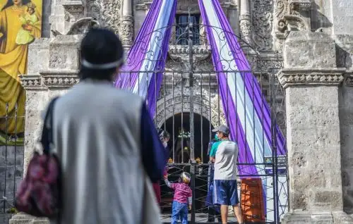 Los fieles llegaron a la iglesia San Agustín de Arequipa para rezarle al Señor de los Milagros desde tempranas horas. Foto: Cortesía/ Diego Ramos Lupo