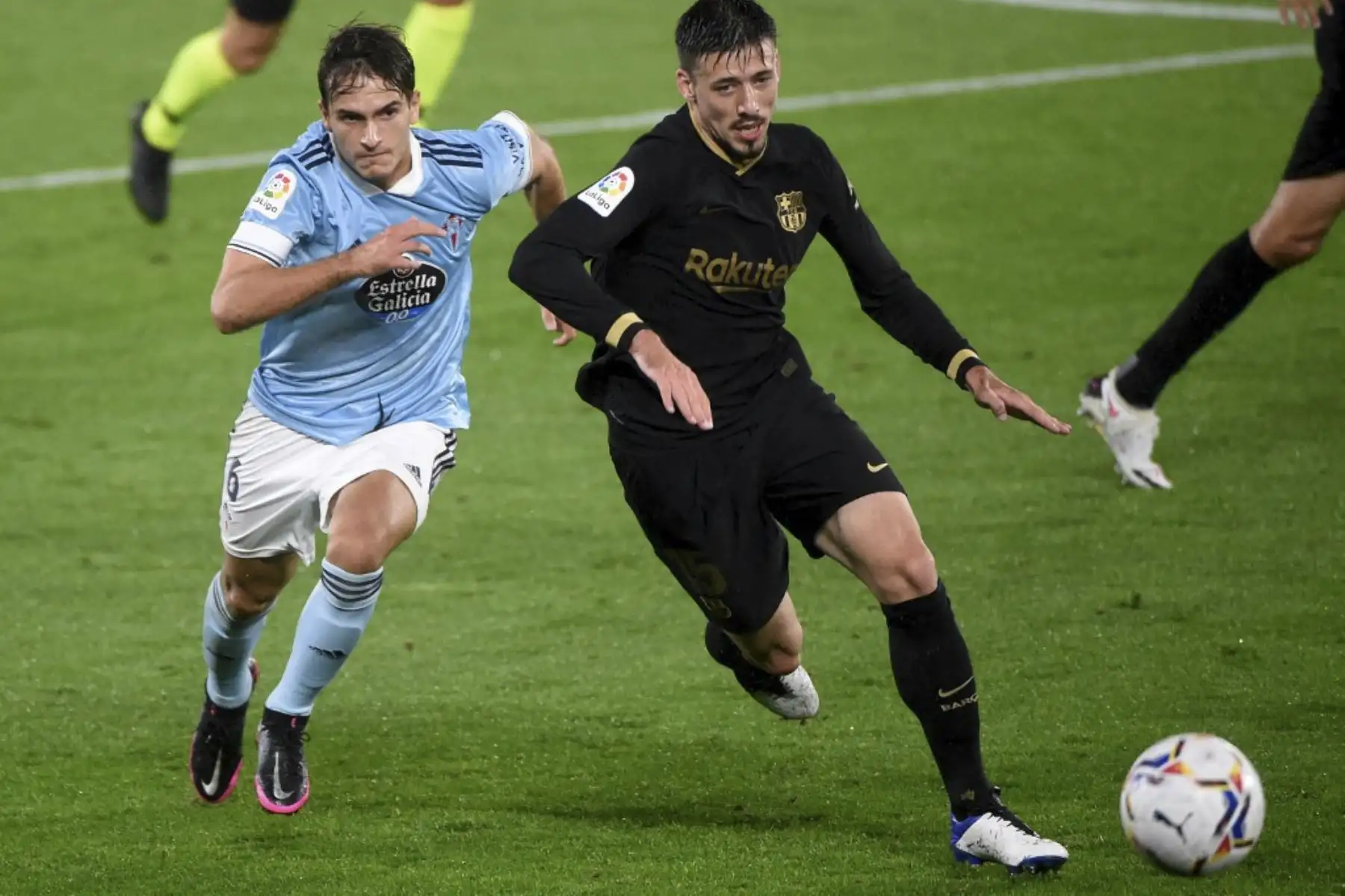 El centrocampista español del Celta Vigo, Denis Suarez, compite con el defensor francés del Barcelona Clement Lenglet durante el partido de fútbol de la liga española RC Celta de Vigo contra el FC Barcelona en el estadio Balaidos de Vigo Foto:AFP