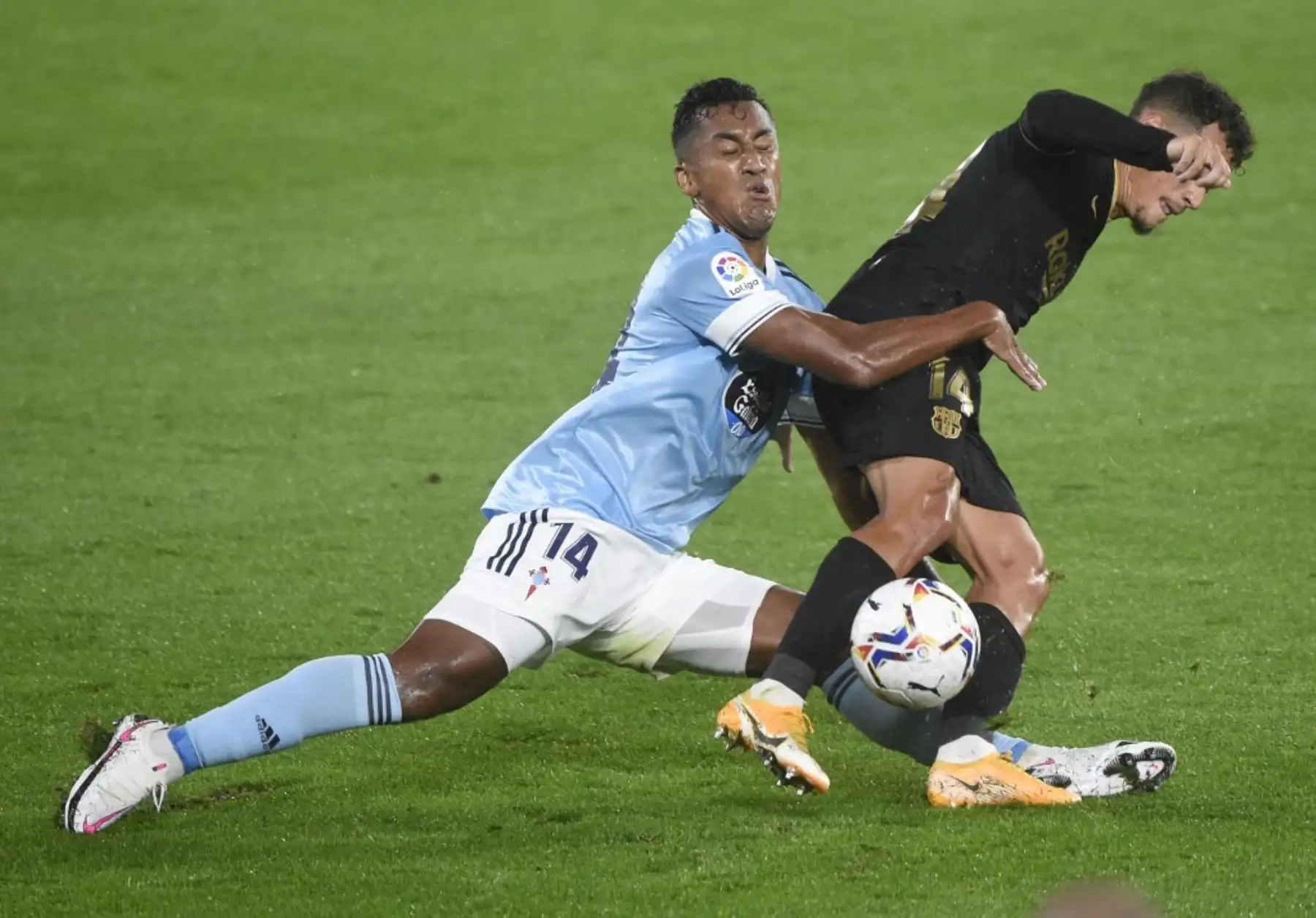 Renato Tapia no puede con la marca de Coutinho y le hace falta. Foto: EFE