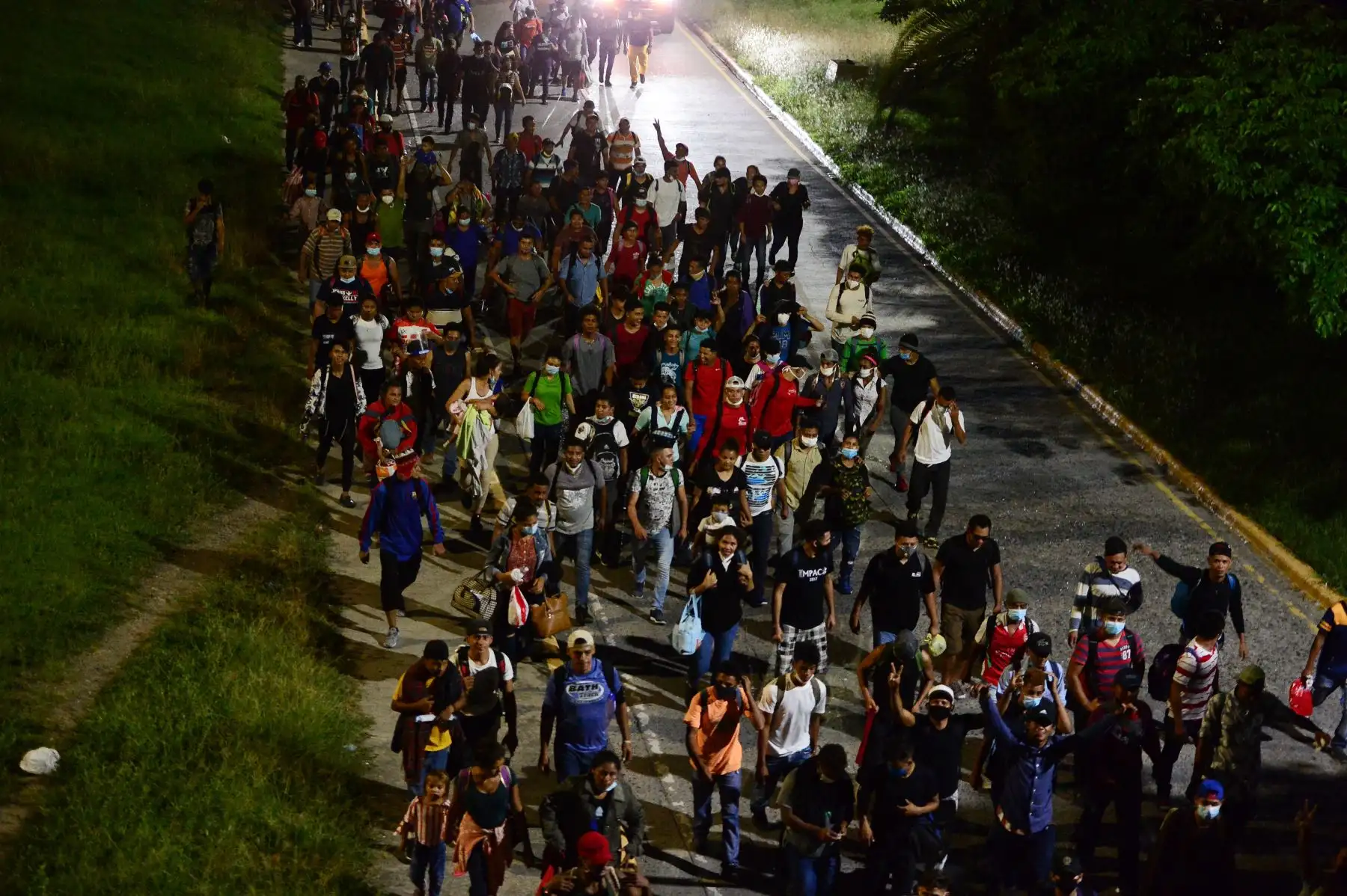 Más de mil hondureños parten en caravana hacia Estados Unidos, desde San Pedro Sula, en una terminal de buses, 240 kms al norte de Tegucigalpa. Foto: AFP