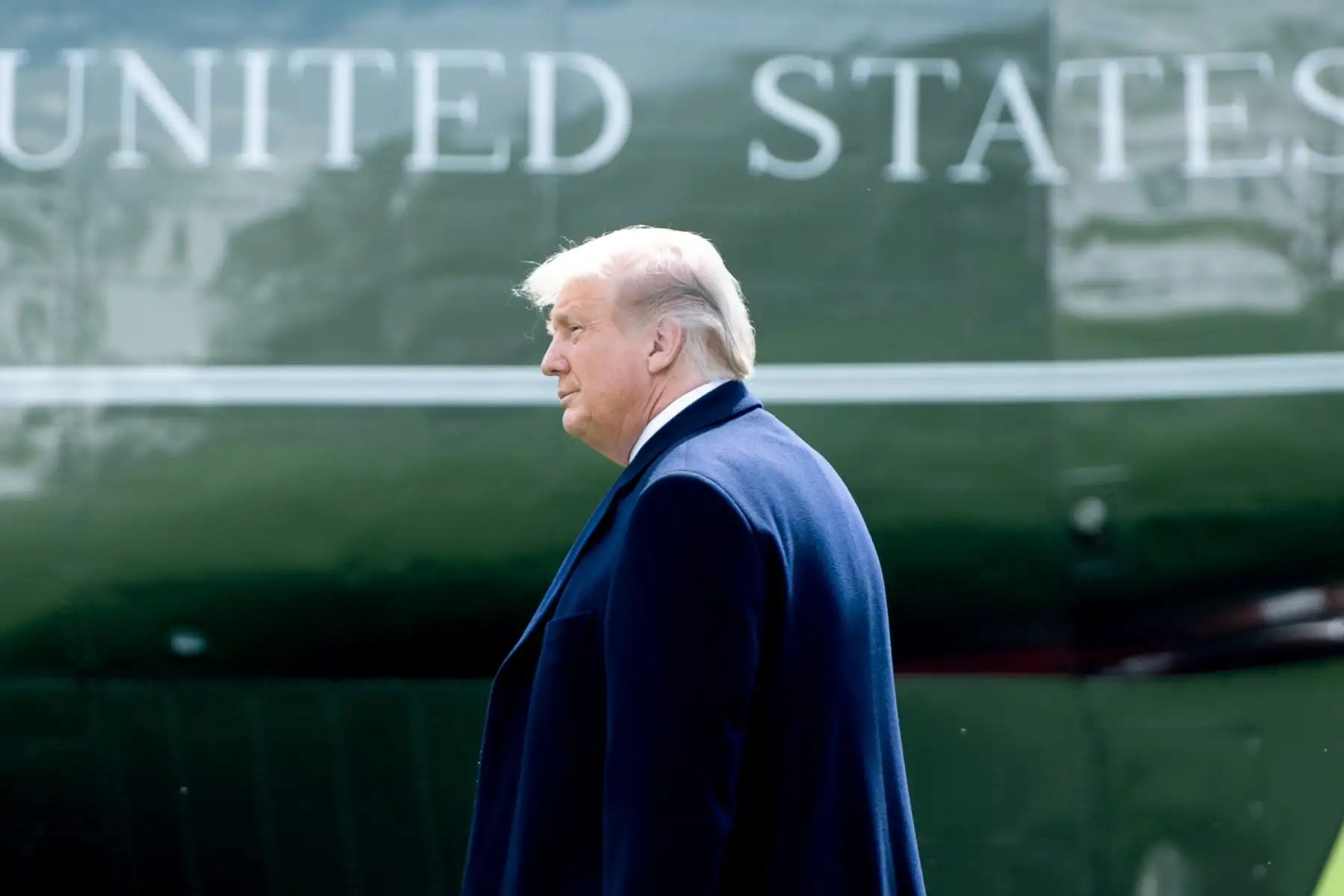 El juez concluyó que Trump excedió su autoridad en una orden ejecutiva que detuvo la emisión de visas de trabajo para no inmigrantes. Foto: AFP