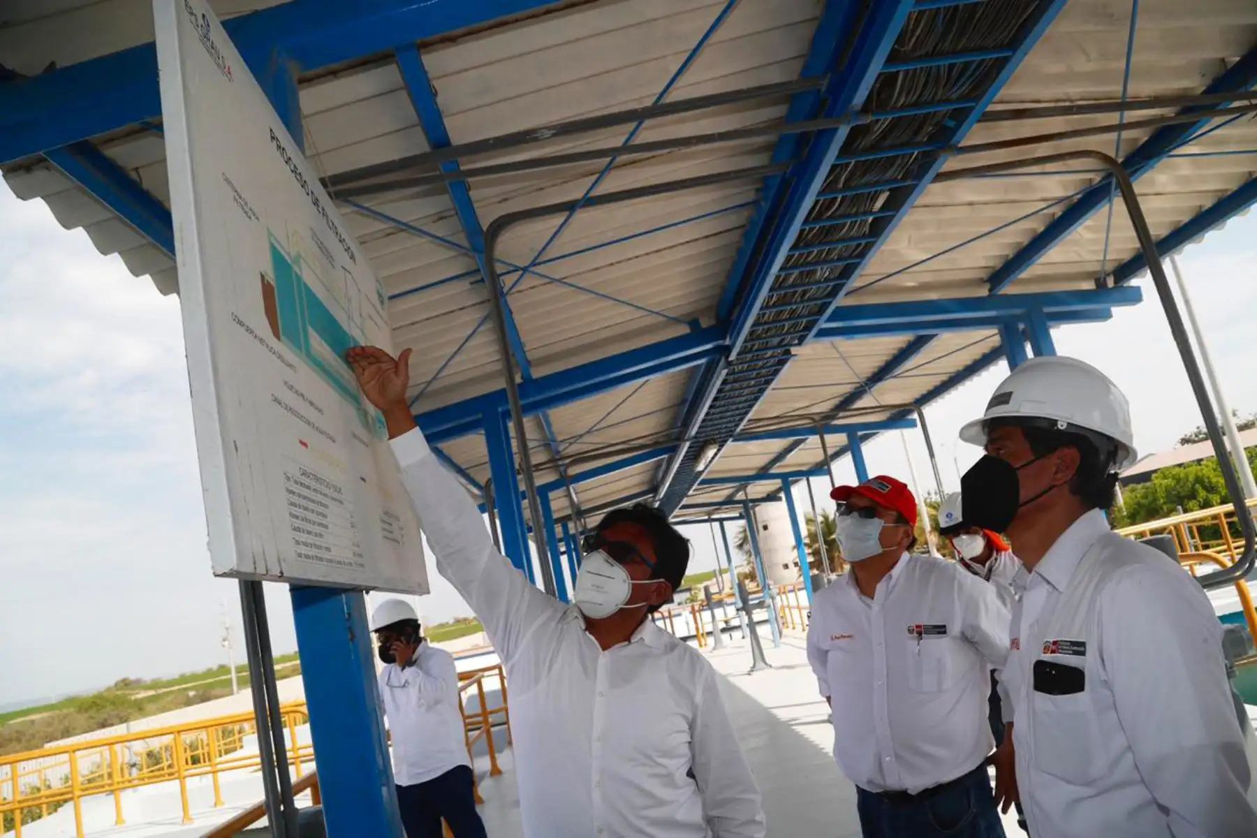El ministro Lozada, verifica el funcionamiento de la PTAP Curumuy, donde se ejecutan trabajos de ampliación y mejoramiento del sistema de producción, almacenamiento y distribución primaria de agua potable.
Foto:ANDINA/vivienda