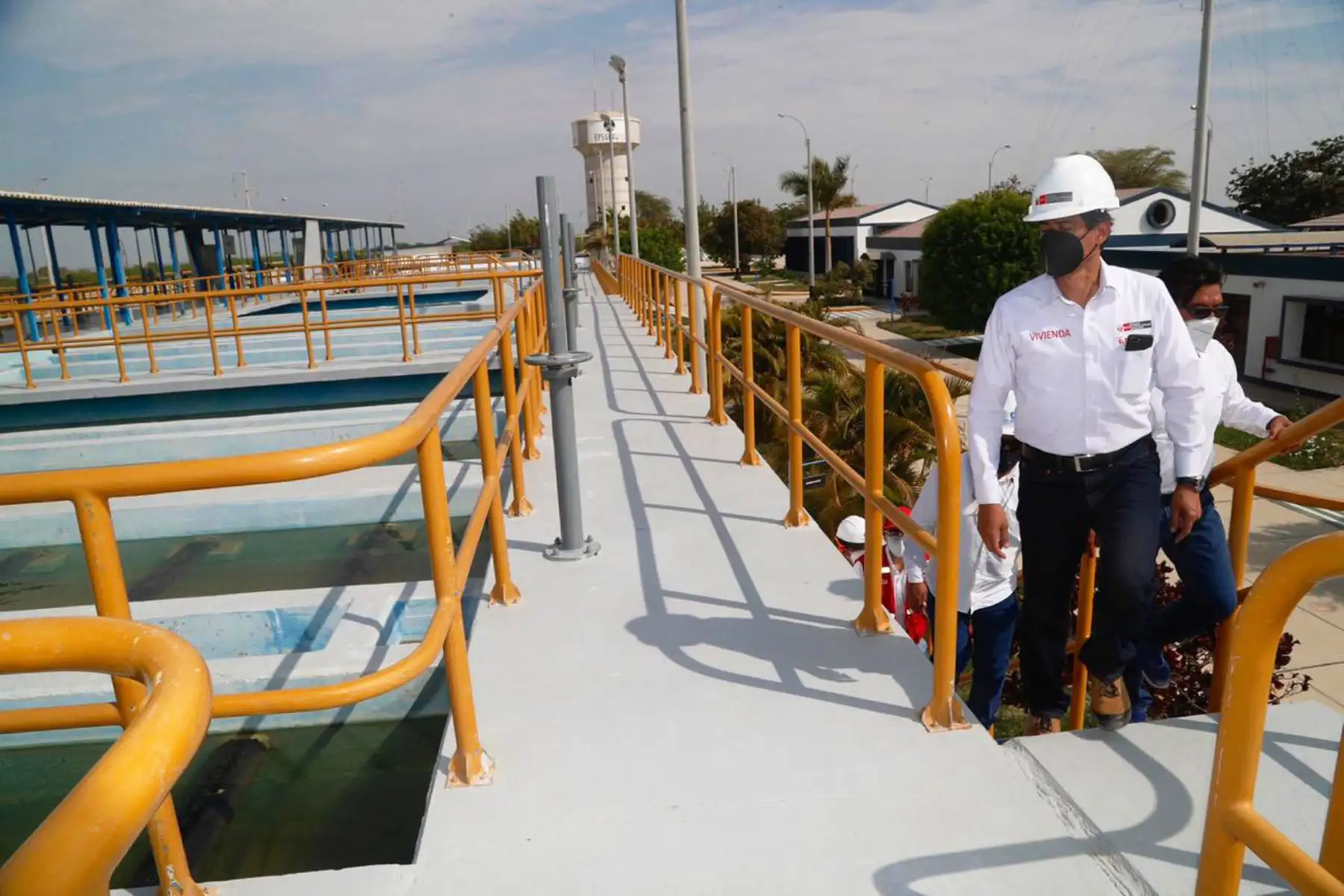 El ministro de Vivienda, Carlos Lozada, verifica el funcionamiento de la planta de tratamiento y agua potable Curumuy, donde se ejecutan trabajos de ampliación y mejoramiento del sistema de producción, almacenamiento y distribución primaria de agua potable.
Foto: Ministerio de Vivienda