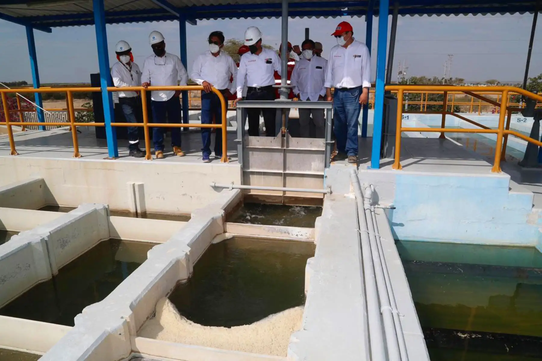 El ministro Lozada, verifica el funcionamiento de la PTAP Curumuy, donde se ejecutan trabajos de ampliación y mejoramiento del sistema de producción, almacenamiento y distribución primaria de agua potable.
Foto:ANDINA/vivienda