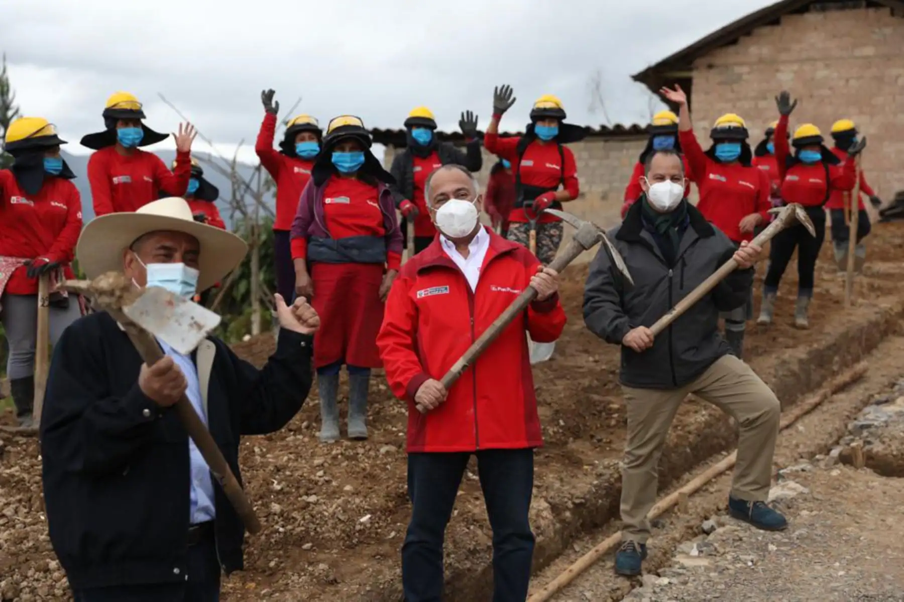 El ministro de Trabajo, Javier Palacios, supervisa los proyectos de mejoramiento de transitabilidad que brindan empleos temporales a los ciudadanos y ciudadanas del distrito de Levanto, provincia de Chachapoyas en Amazonas. Foto: ANDINA/MTPE
