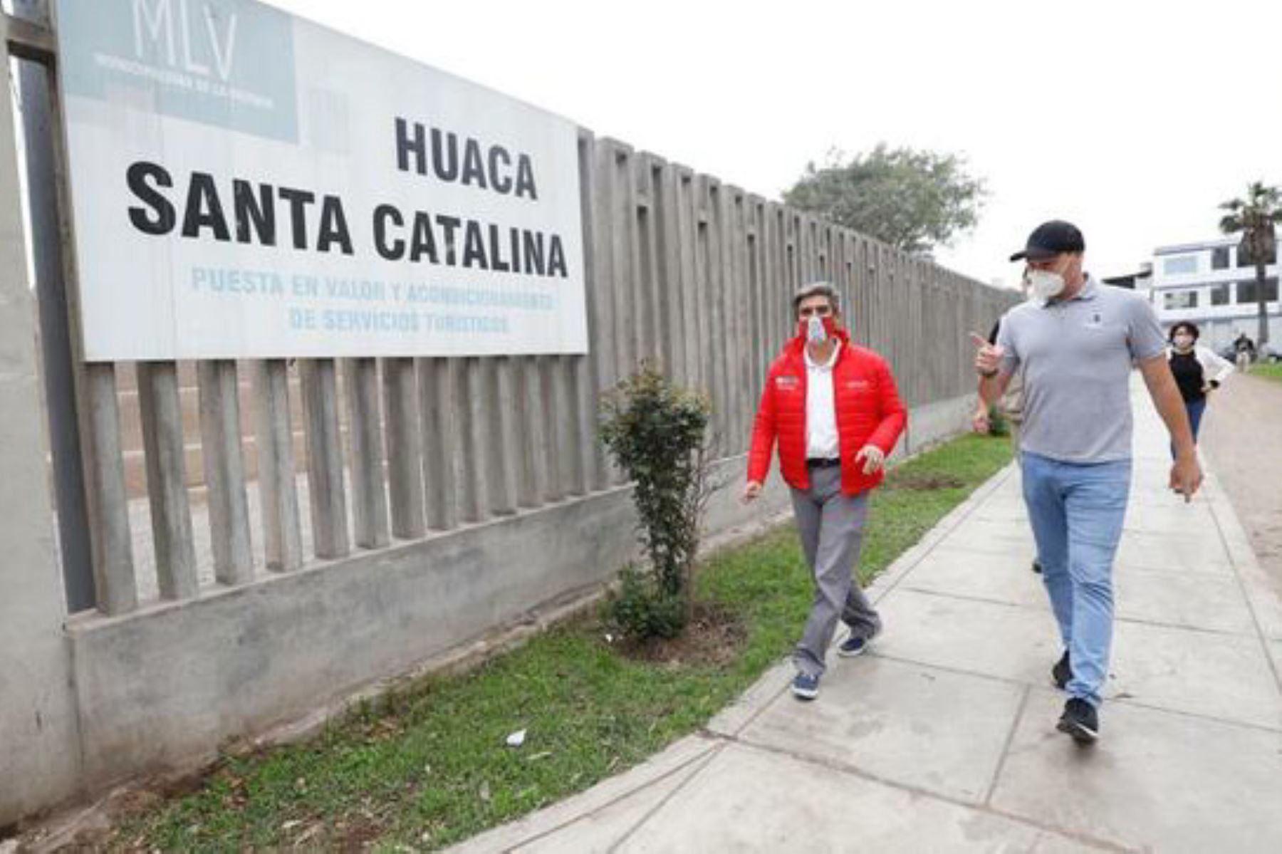 El ministro de Cultura, Alejandro Neyra, y el alcalde de La Victoria, George Forsyth, firmaron un convenio para que la administración de la Huaca Santa Catalina quede en manos de la comuna durante cinco años. Foto: ANDINA/Cultura
