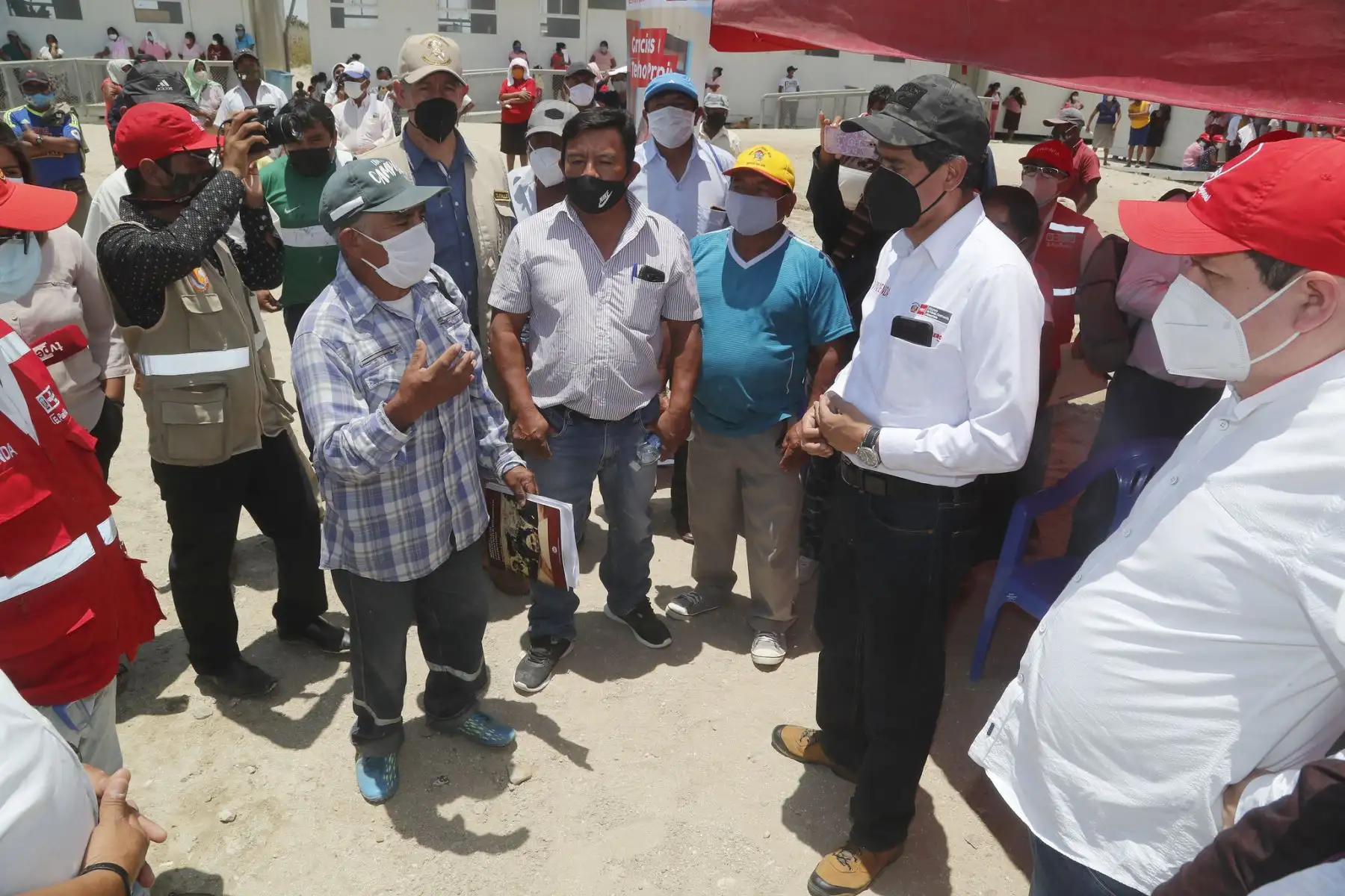 Ministro de Vivienda Construcción Y saneamiento Carlos Lozada visita Cura Mori e inspecciona obras de agua en La Legua , Catacaos y Curumuy en la región Piura. Foto: Ministerio de Vivienda