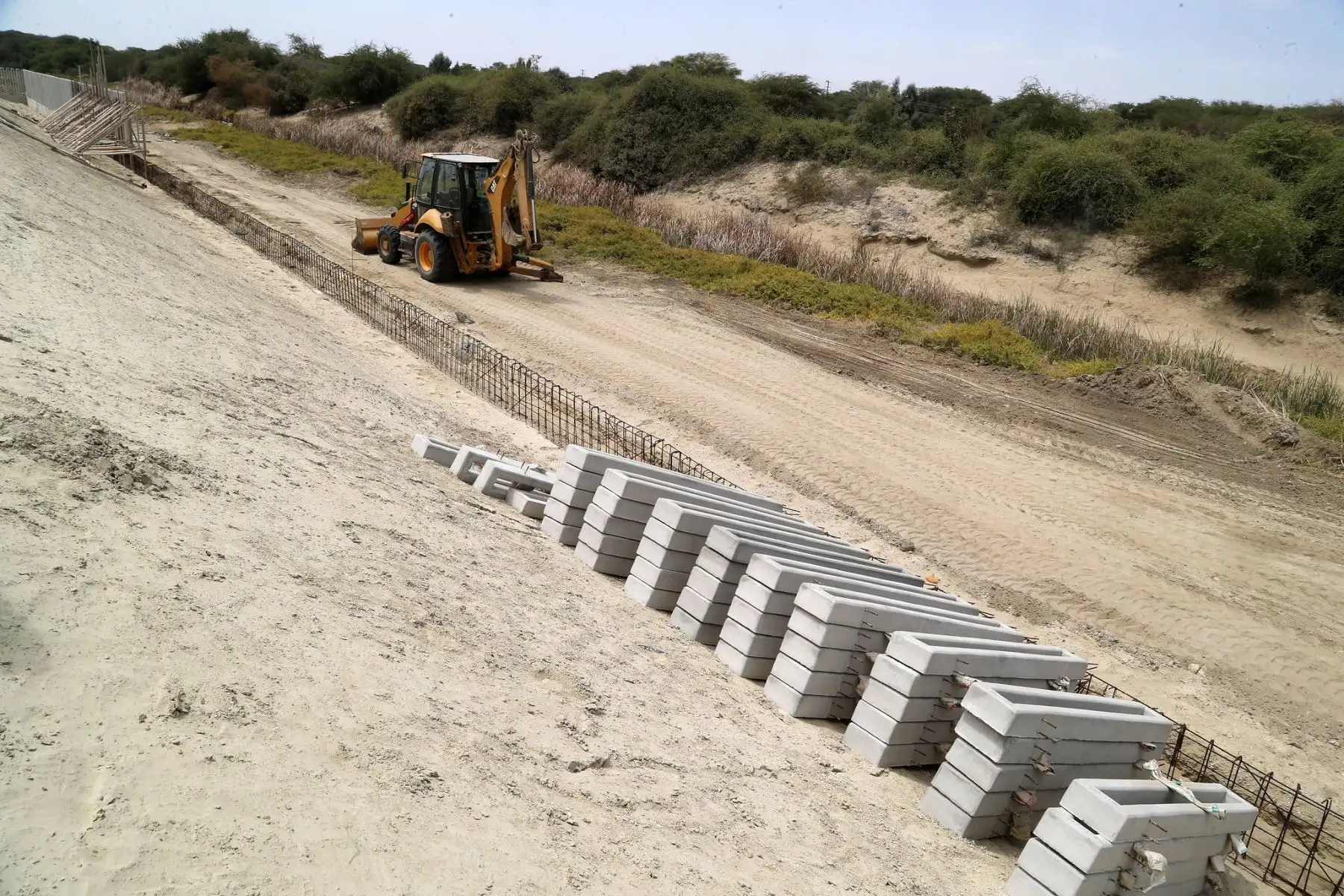 Ministro de Vivienda Construcción Y saneamiento Carlos Lozada visita Cura Mori e inspecciona obras de agua en La Legua , Catacaos y Curumuy en la región Piura. Foto: Ministerio de Vivienda