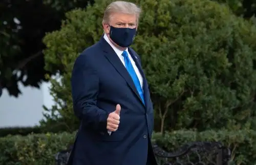 El presidente de los Estados Unidos, Donald Trump, levanta el pulgar mientras camina hacia el Marine One antes de partir del Jardín Sur de la Casa Blanca en Washington, DC, mientras se dirige al Centro Médico Militar Walter Reed, después de dar positivo por Covid. -19. Foto: AFP