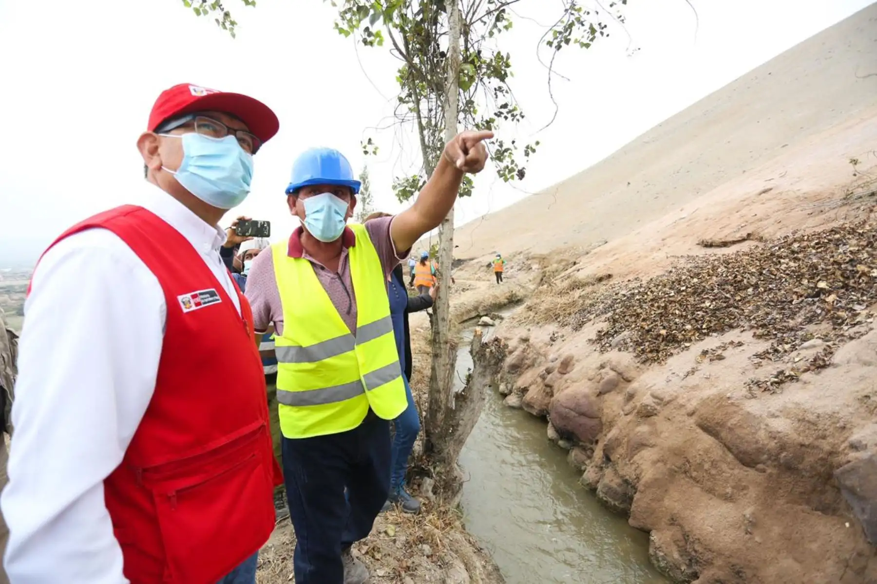 El ministro de Agricultura y riego, Jorge Montenegro, participó en la ceremonia de culminación de las actividades de mantenimiento de canales de riego y drenes del Núcleo Ejecutor Sector Hidráulico Nuevo Imperial en el canal L1 El Alto. Foto: Minagri
