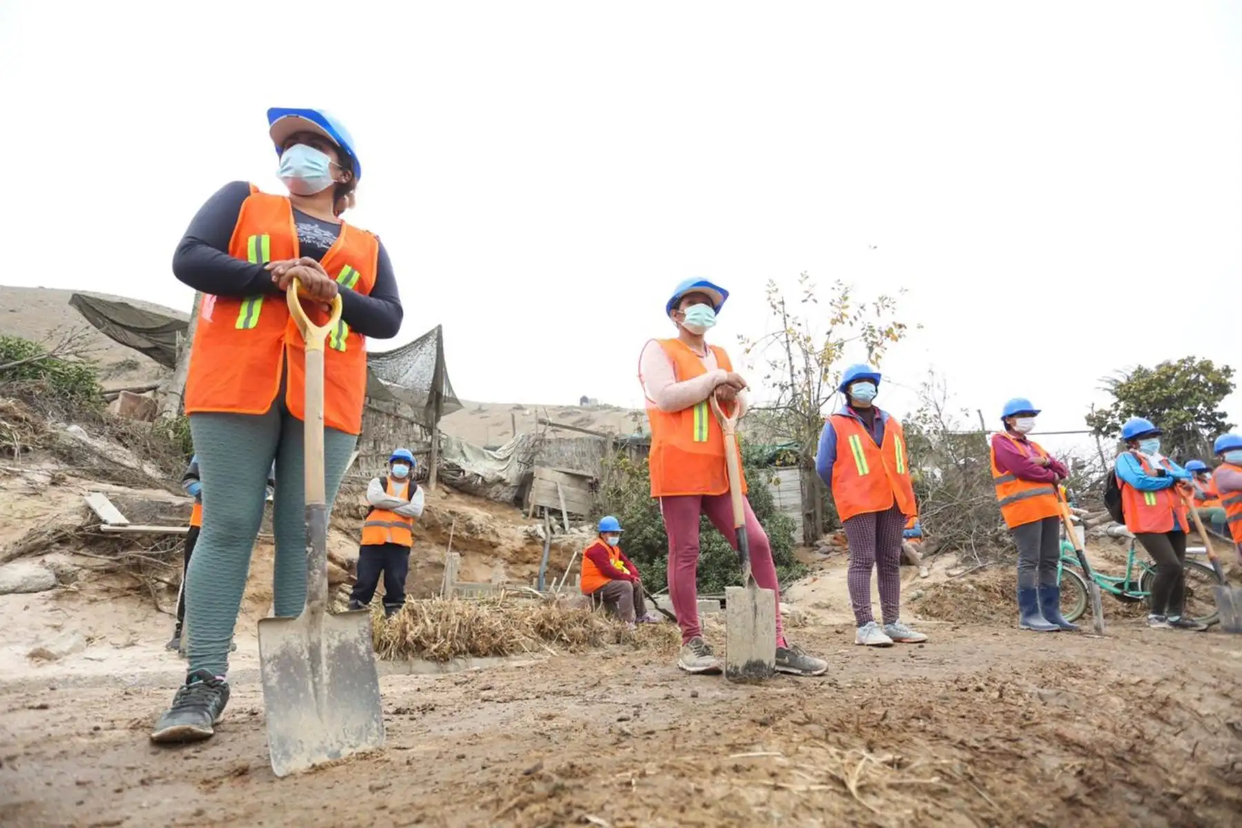 El ministro de Agricultura y riego, Jorge Montenegro, participó en la ceremonia de culminación de las actividades de mantenimiento de canales de riego y drenes del Núcleo Ejecutor Sector Hidráulico Nuevo Imperial en el canal L1 El Alto. Foto: Minagri