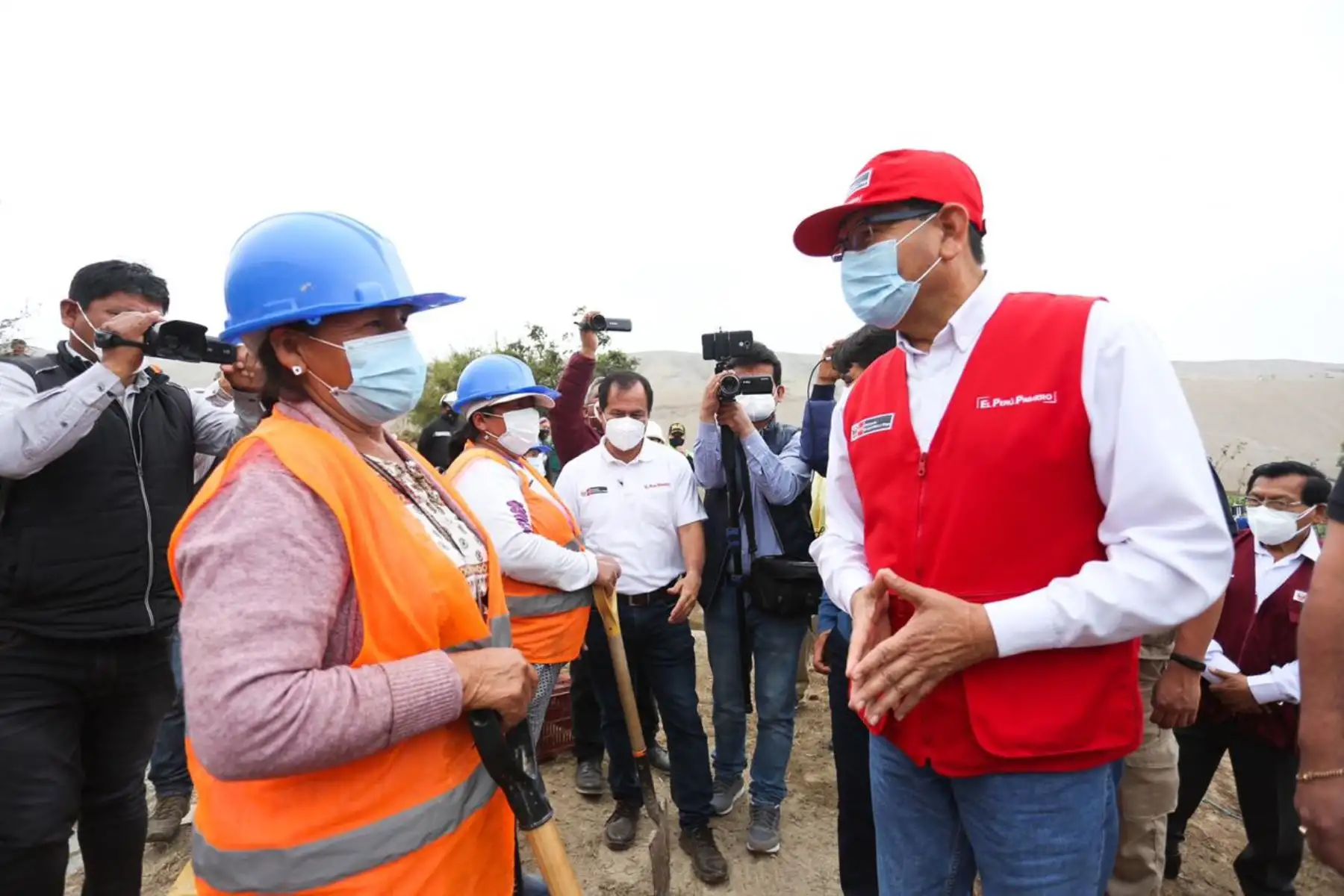 El ministro de Agricultura y riego, Jorge Montenegro, participó en la ceremonia de culminación de las actividades de mantenimiento de canales de riego y drenes del Núcleo Ejecutor Sector Hidráulico Nuevo Imperial en el canal L1 El Alto. Foto: Minagri