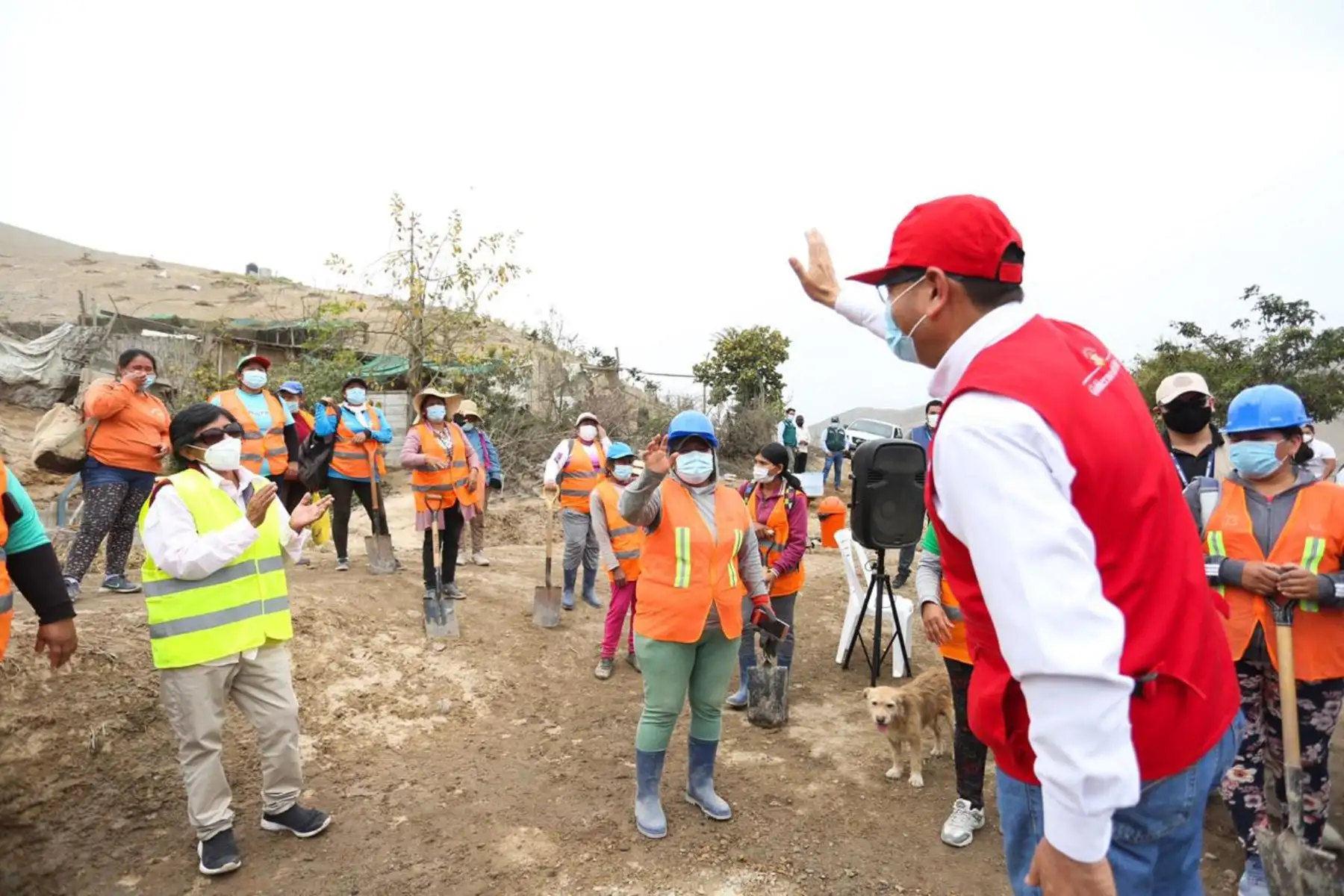 El ministro de Agricultura y riego, Jorge Montenegro, participó en la ceremonia de culminación de las actividades de mantenimiento de canales de riego y drenes del Núcleo Ejecutor Sector Hidráulico Nuevo Imperial en el canal L1 El Alto. Foto: Minagri
