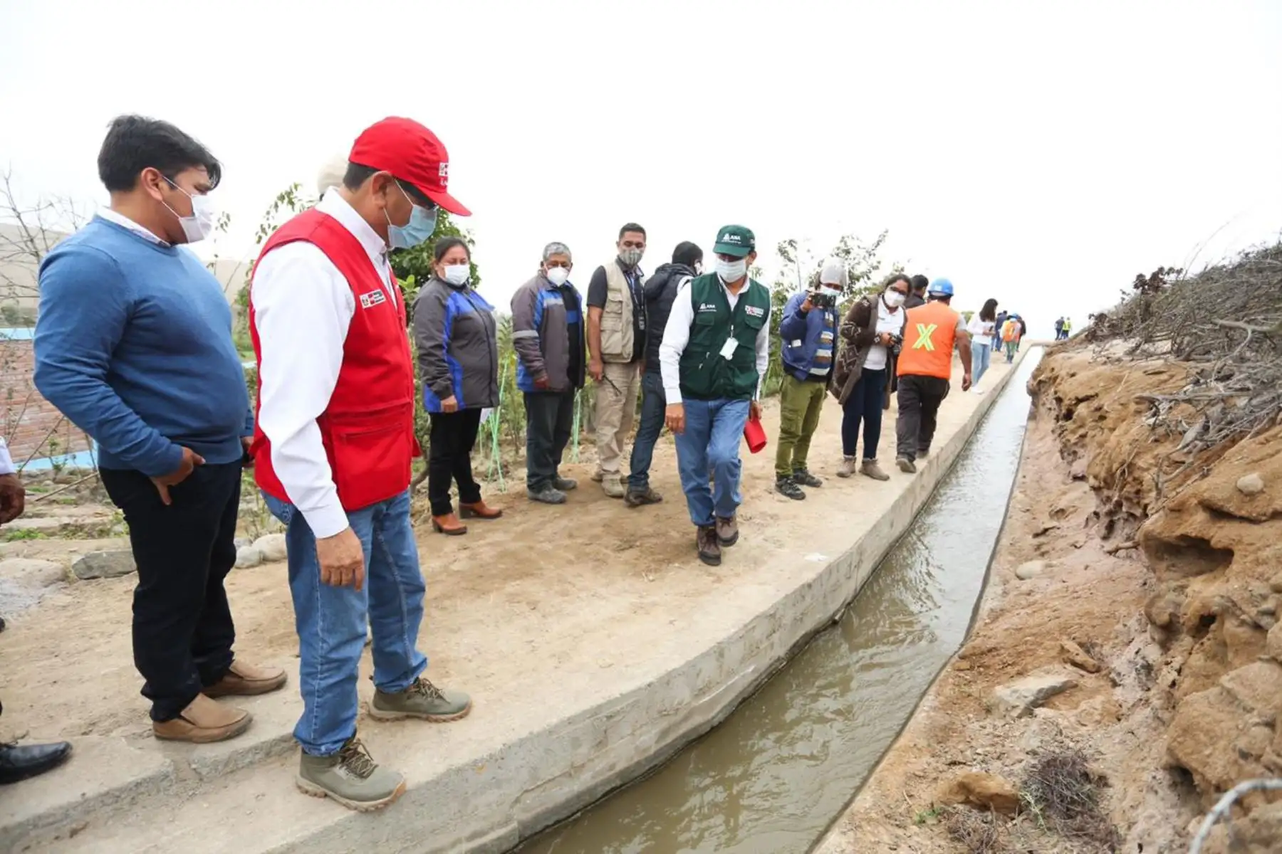 El ministro de Agricultura y riego, Jorge Montenegro, participó en la ceremonia de culminación de las actividades de mantenimiento de canales de riego y drenes del Núcleo Ejecutor Sector Hidráulico Nuevo Imperial en el canal L1 El Alto. Foto: Minagri