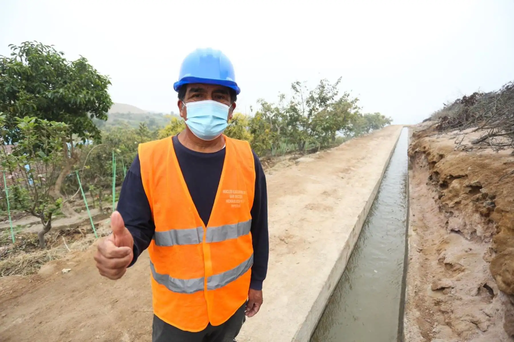 El ministro de Agricultura y riego, Jorge Montenegro, participó en la ceremonia de culminación de las actividades de mantenimiento de canales de riego y drenes del Núcleo Ejecutor Sector Hidráulico Nuevo Imperial en el canal L1 El Alto. Foto: Minagri