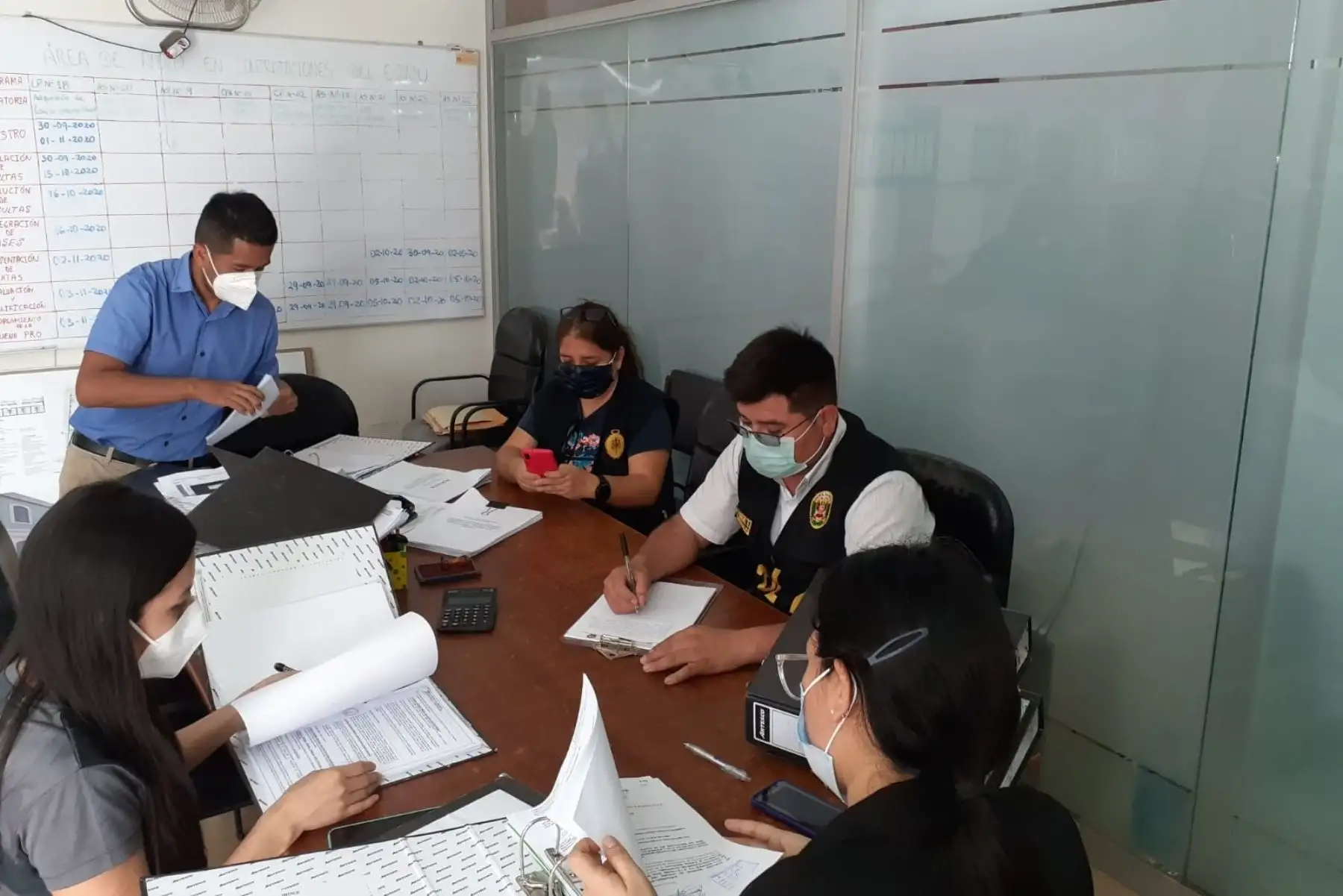 Personal del Ministerio Público interviene oficinas del gobierno regional de Lambayeque por presuntas irregularidades en contratación de obras.