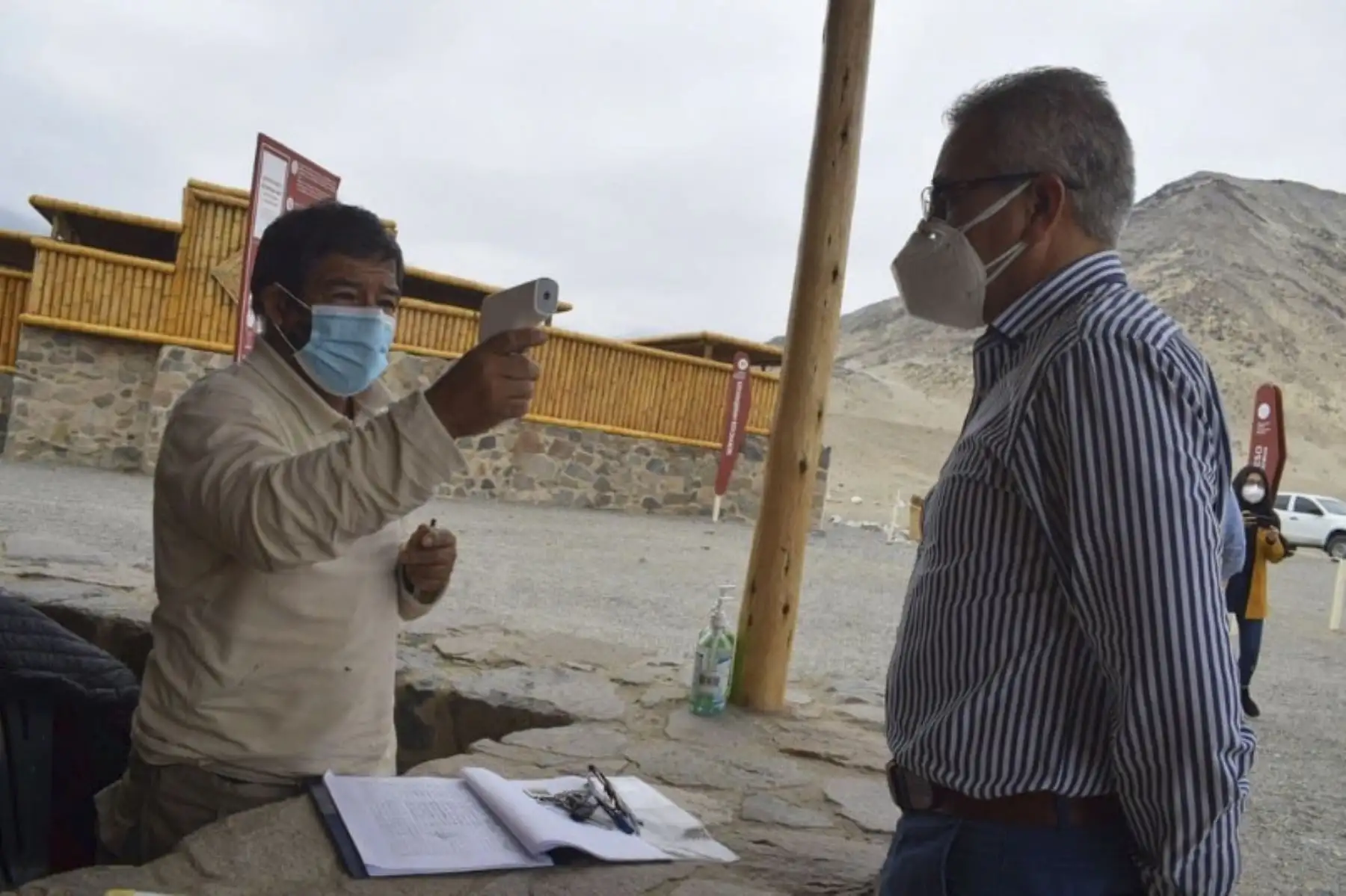 Pasar por el control de temperatura y contar con mascarilla en todo momento durante su visita es lo que debe hacer cada visitante que ingrese a los museos y monumentos arqueológicos del país,  según establece el Protocolo Sanitario establecido por el Ministerio de Cultura para prevenir el contagio del covid-19 en estos espacios ubicados en las diversas regiones del Perú. ANDINA/Difusión