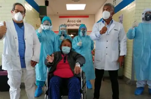 Personal del Hospital III de Chimbote de EsSalud dio de alta a una madre de familia de 82 años de edad, que pese a su avanzada edad logró vencer al covid-19, gracias a los cuidados especializados que recibió de los médicos, enfermeras y técnicos de este establecimiento. Foto: EsSalud
