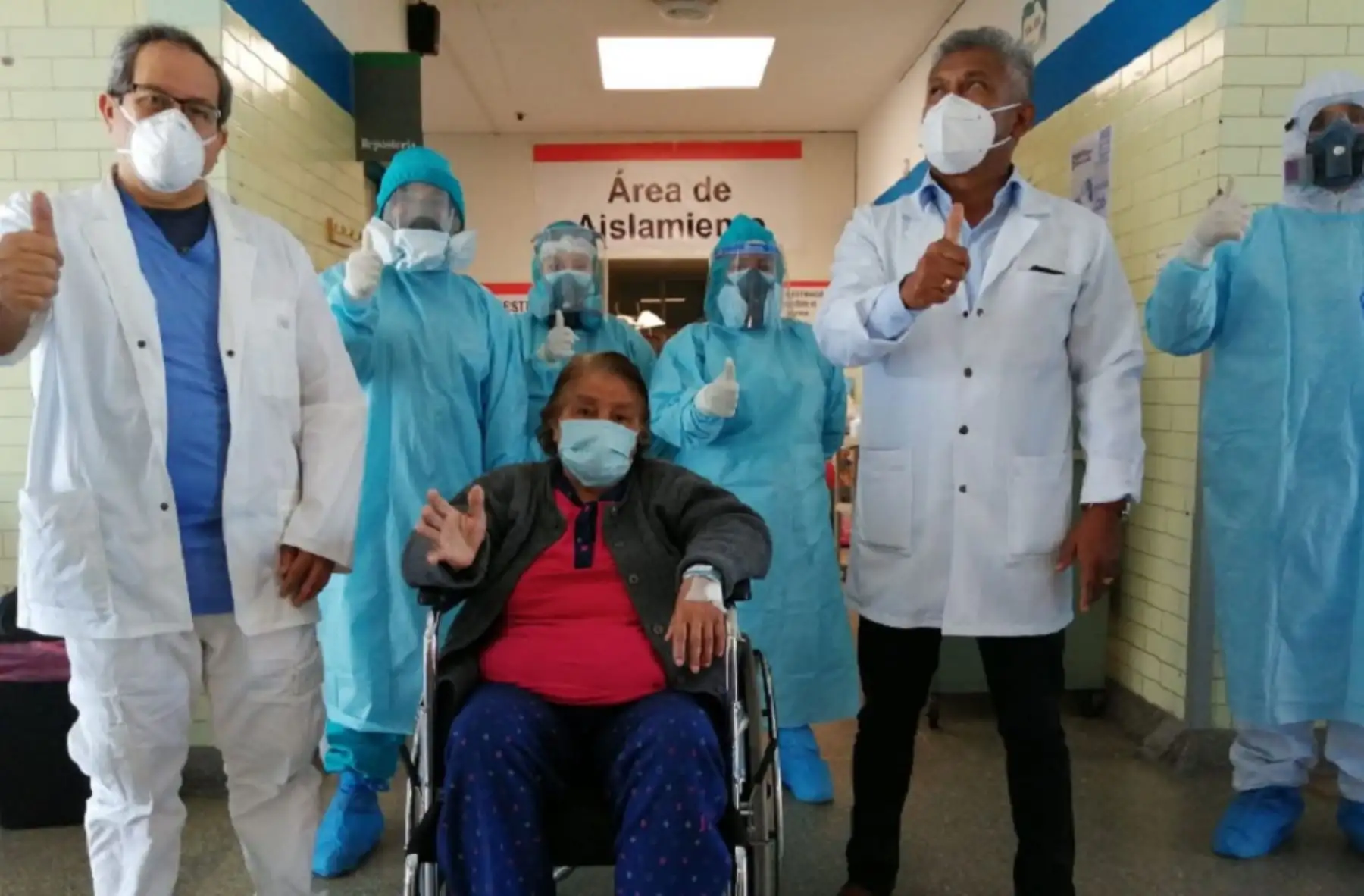 Personal del Hospital III de Chimbote de EsSalud dio de alta a una madre de familia de 82 años de edad, que pese a su avanzada edad logró vencer al covid-19, gracias a los cuidados especializados que recibió de los médicos, enfermeras y técnicos de este establecimiento. Foto: EsSalud