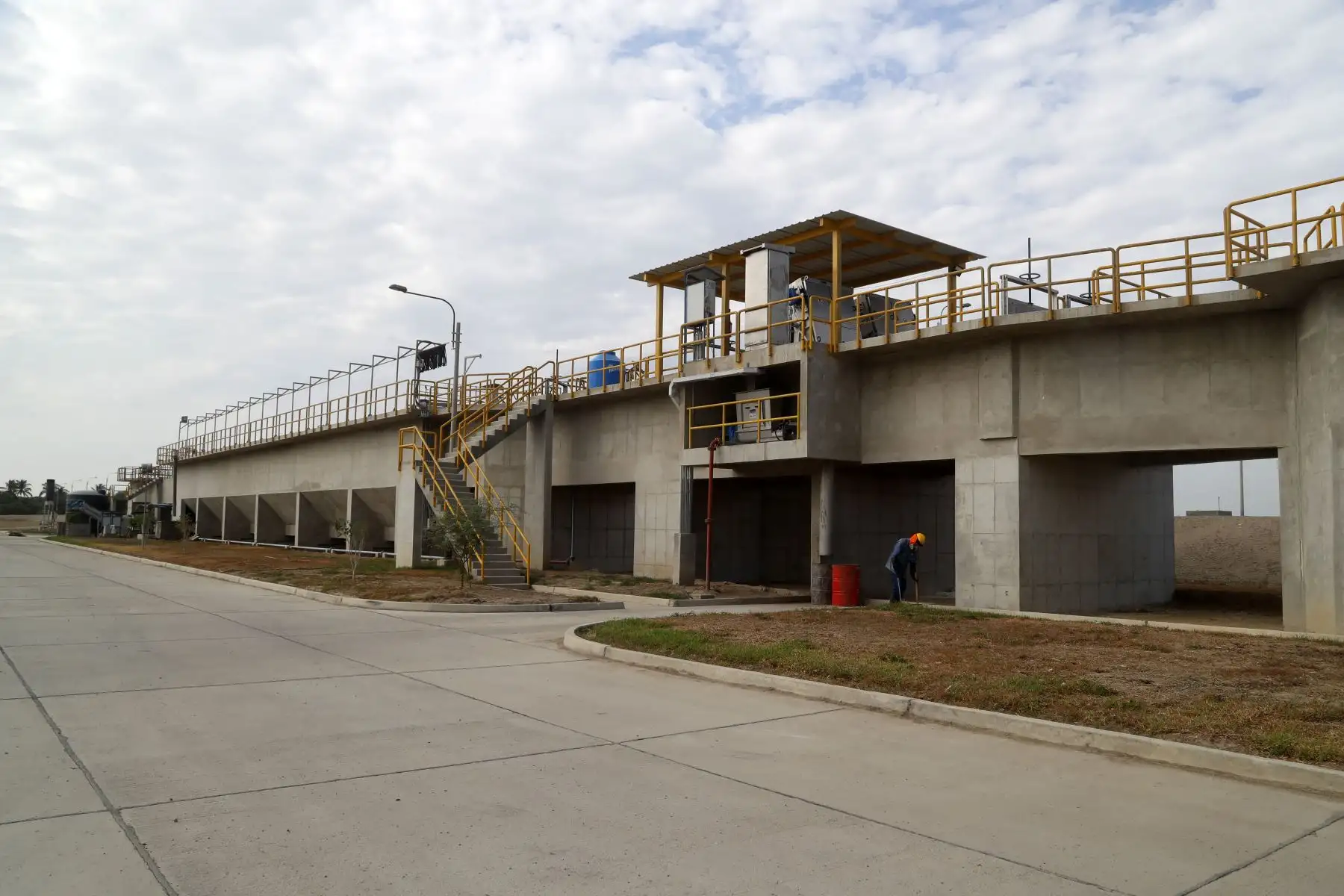 El ministro  Vivienda y Construcción Carlos Lozada, recorre la Planta de Tratamiento de Aguas Residuales San Martín. Más de 379 000 habitantes se benefician ahora con servicios básicos de calidad. Foto:ANDINA/MVCS