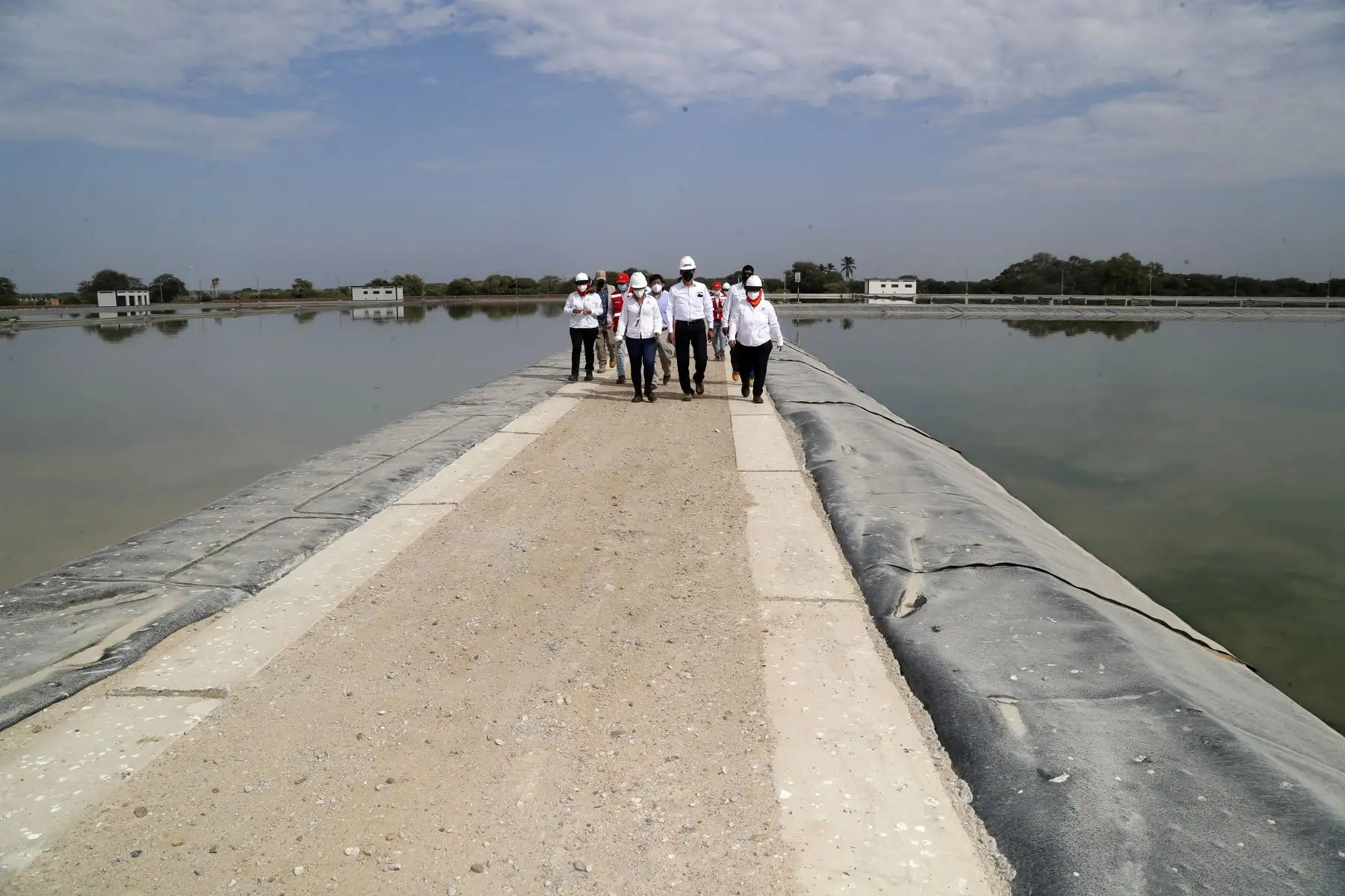 El ministro  Vivienda y Construcción Carlos Lozada, recorre la Planta de Tratamiento de Aguas Residuales San Martín. Más de 379 000 habitantes se benefician ahora con servicios básicos de calidad. Foto:ANDINA/MVCS