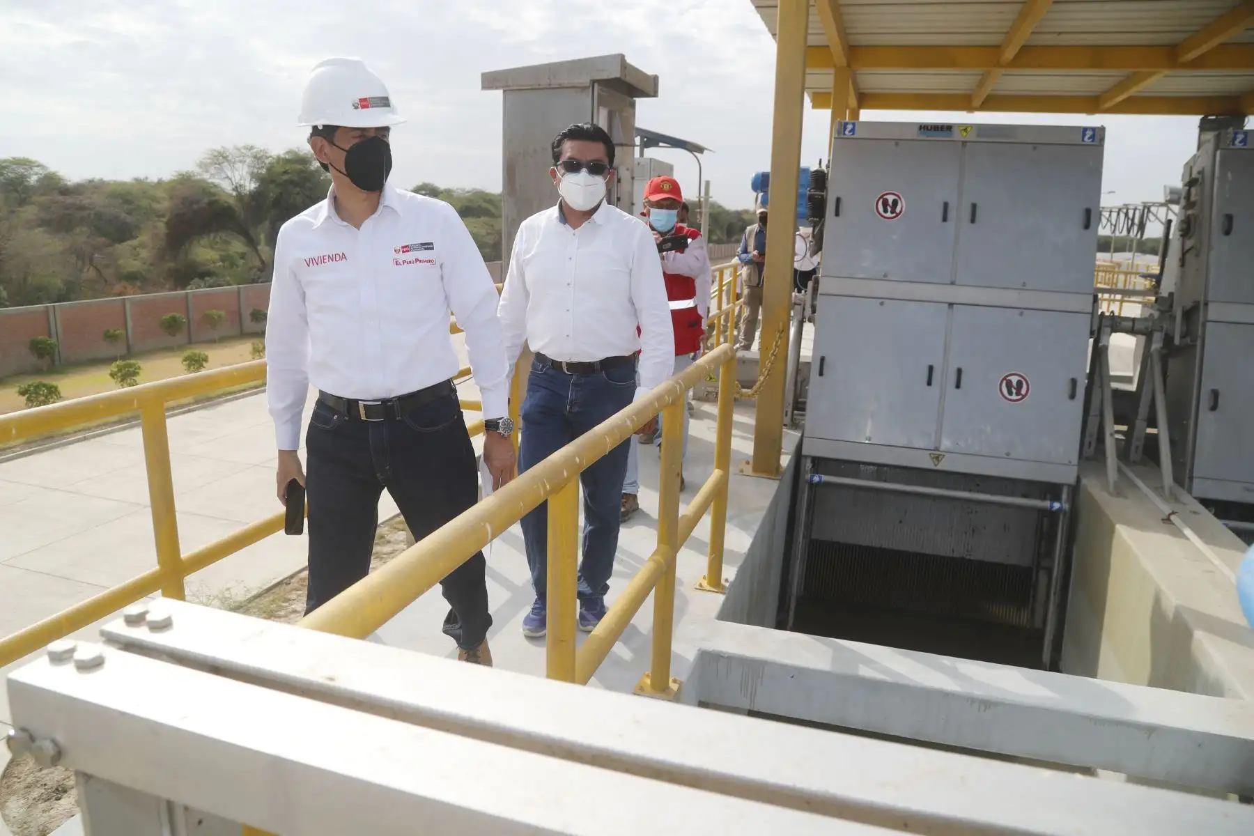 El Ministerio de Vivienda, Construcción y Saneamiento (MVCS) invierte este año en el departamento de Piura un total de 551 millones 671,665 soles en obras de agua e infraestructura urbana, así como en programas de vivienda. Así lo dio a conocer el titular del Sector, Carlos Lozada Contreras, en su segundo día de trabajo en esta región. ANDINA/Difusión